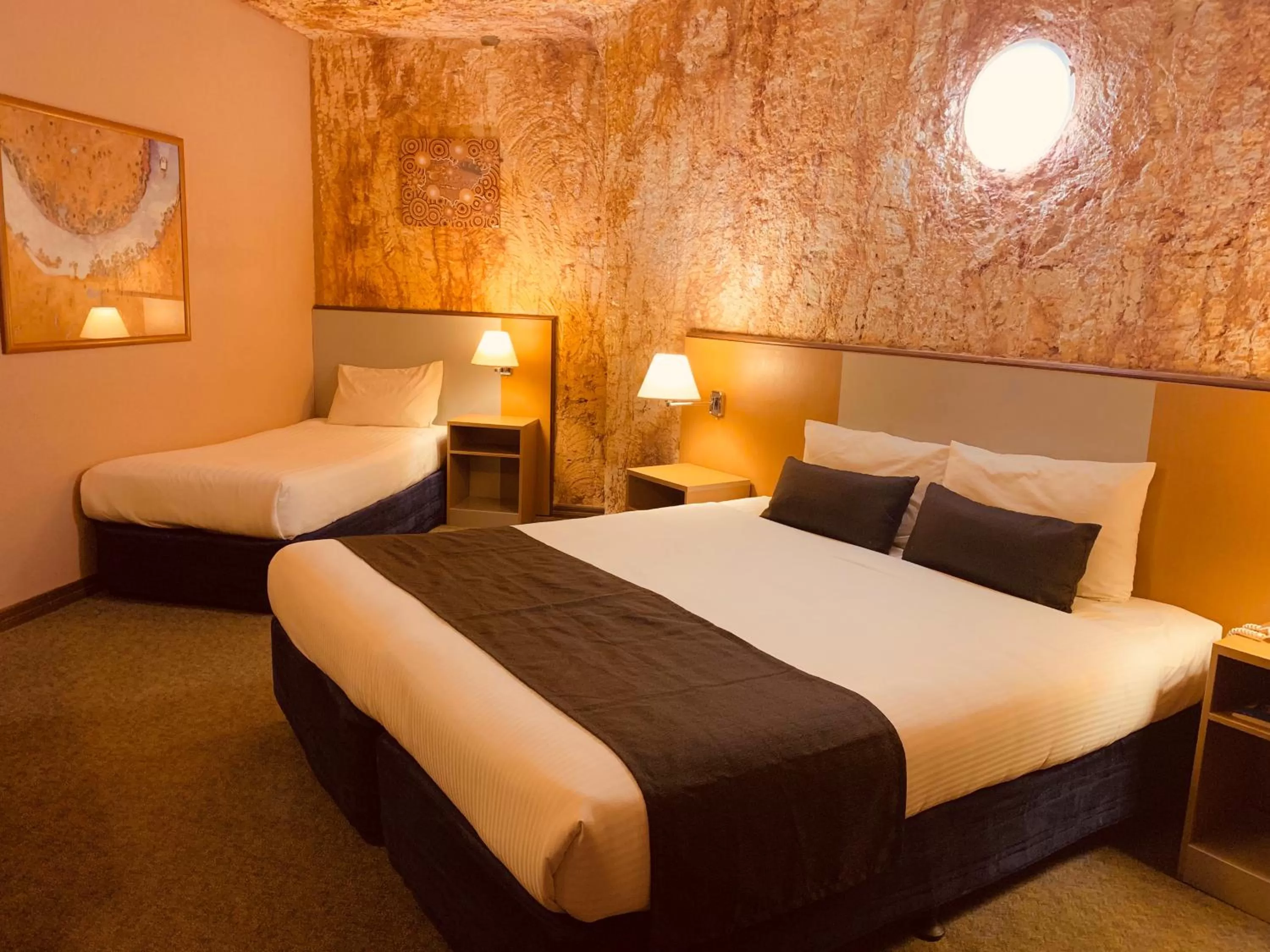 Photo of the whole room, Bed in Desert Cave Hotel