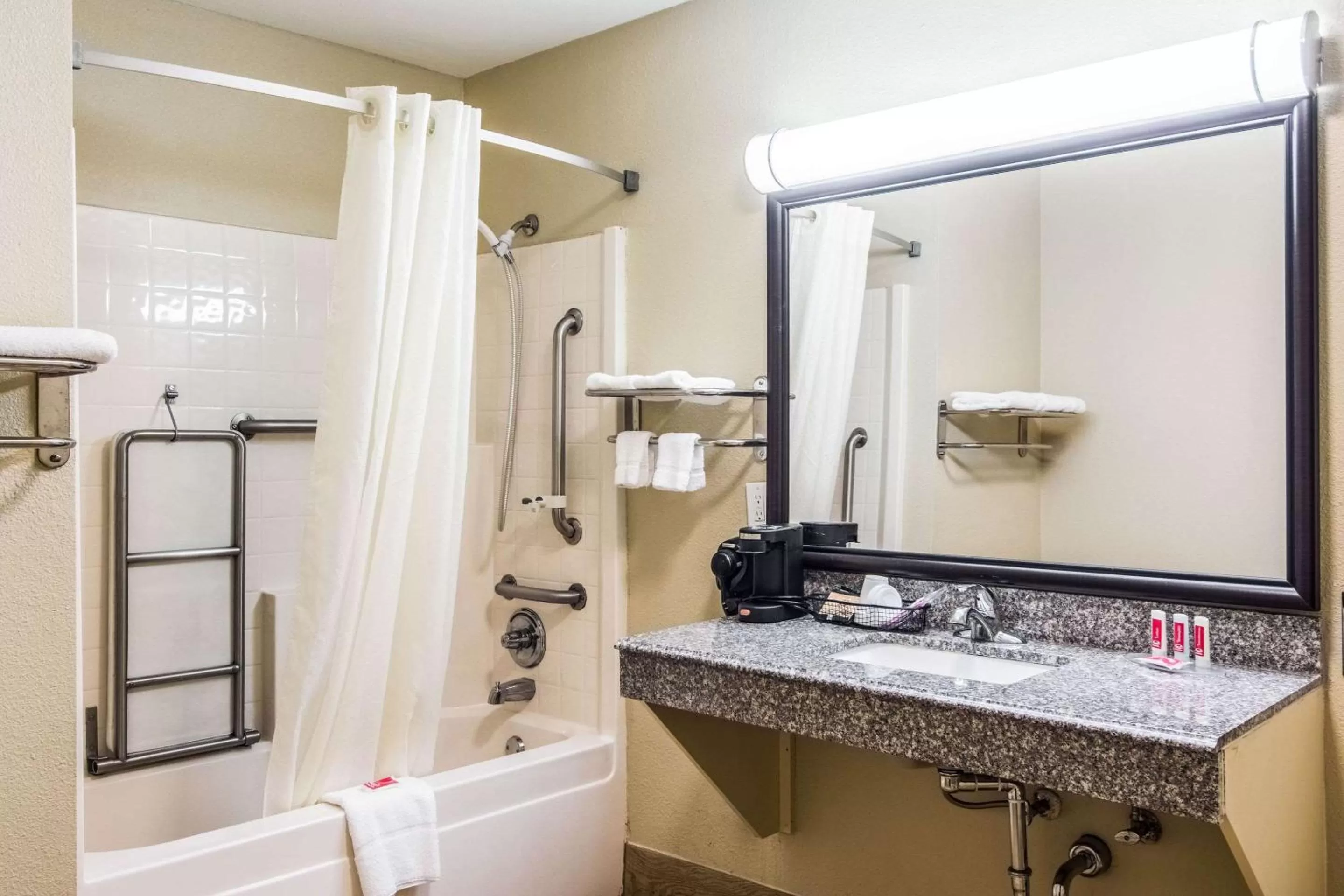 Photo of the whole room in Econo Lodge Jasper