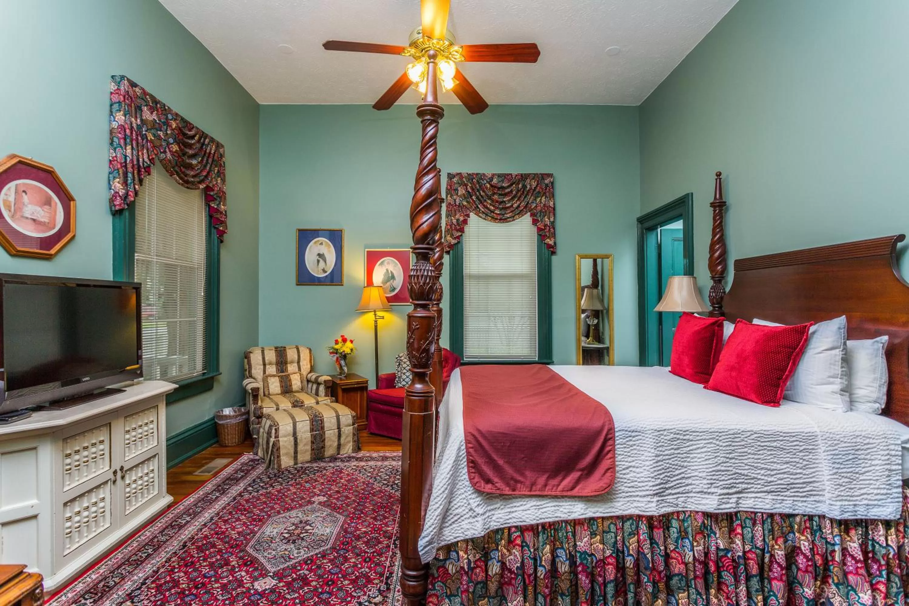 Queen Room with Spa Bath - Room 100 in Spencer House Inn