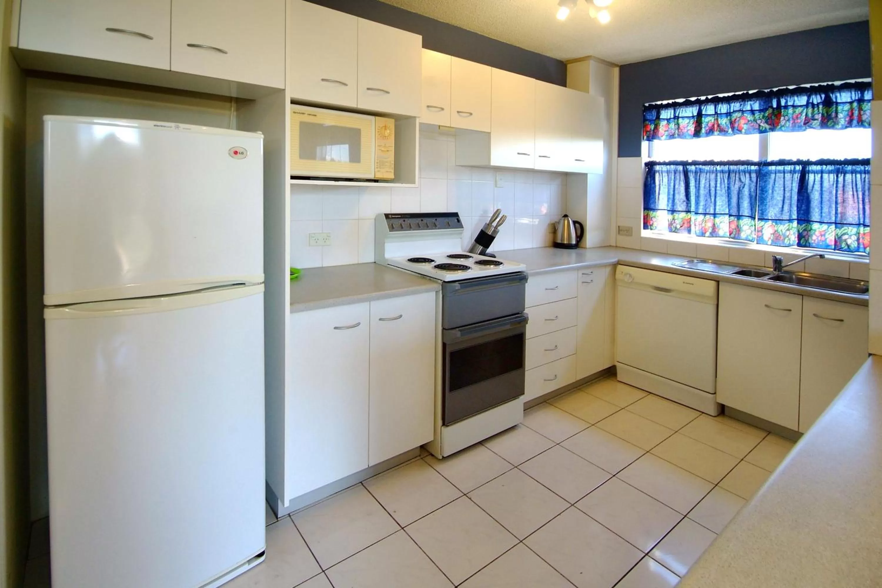 Kitchen or kitchenette in Tradewinds Apartments