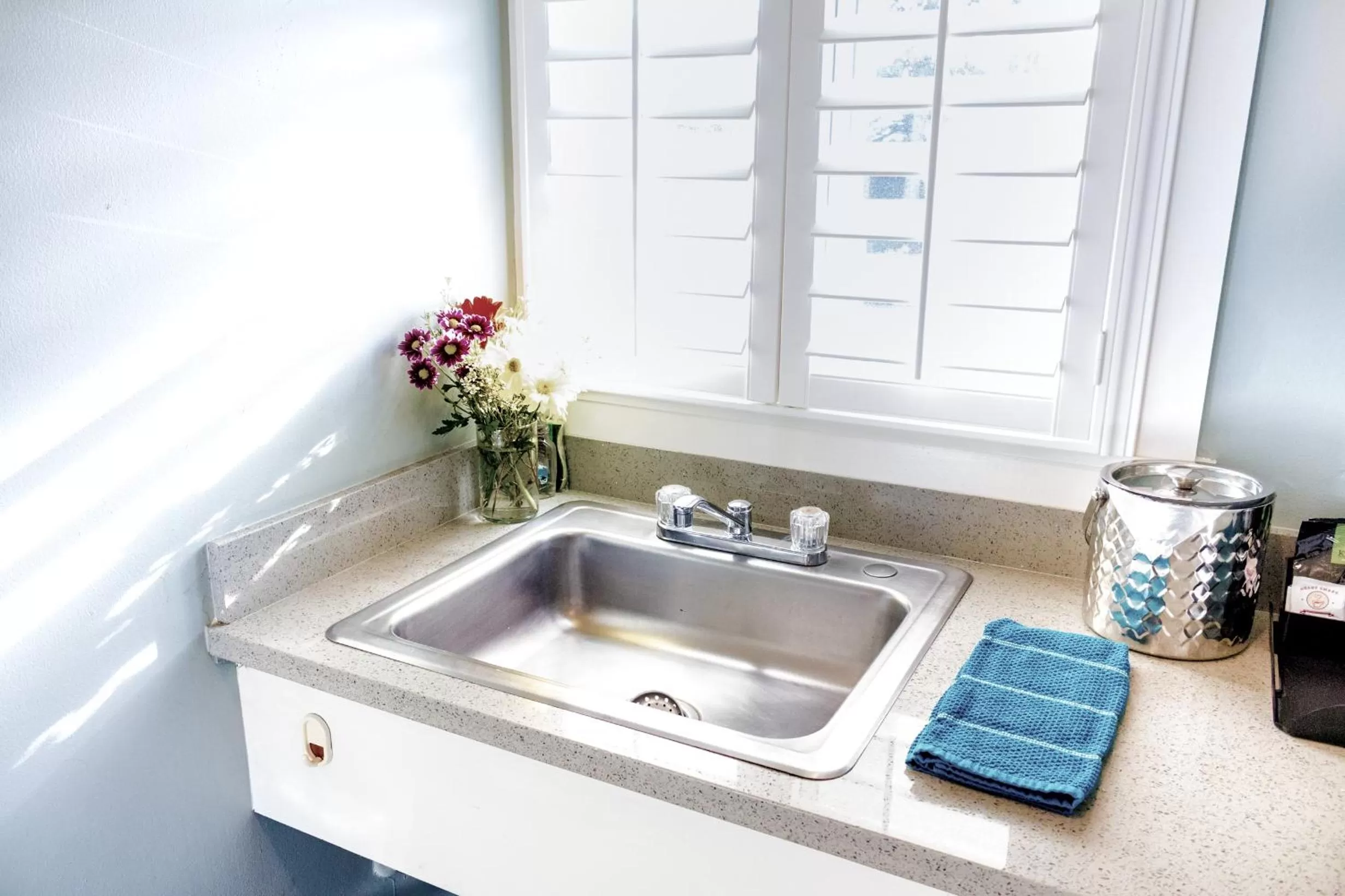 Kitchen or kitchenette in Ocean Echo Inn & Beach Cottages