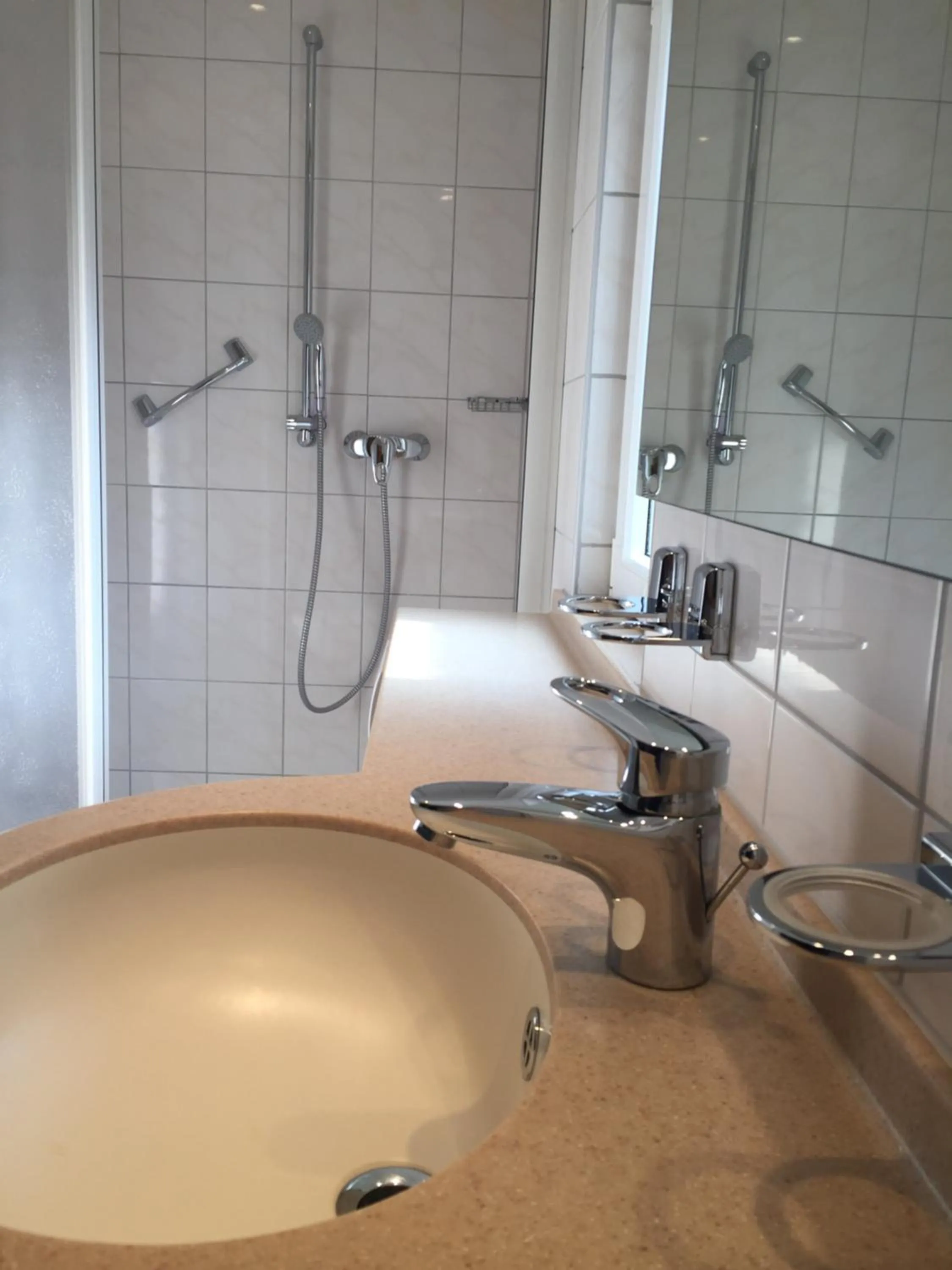 Shower in Stumbergers Hotel - free parking -