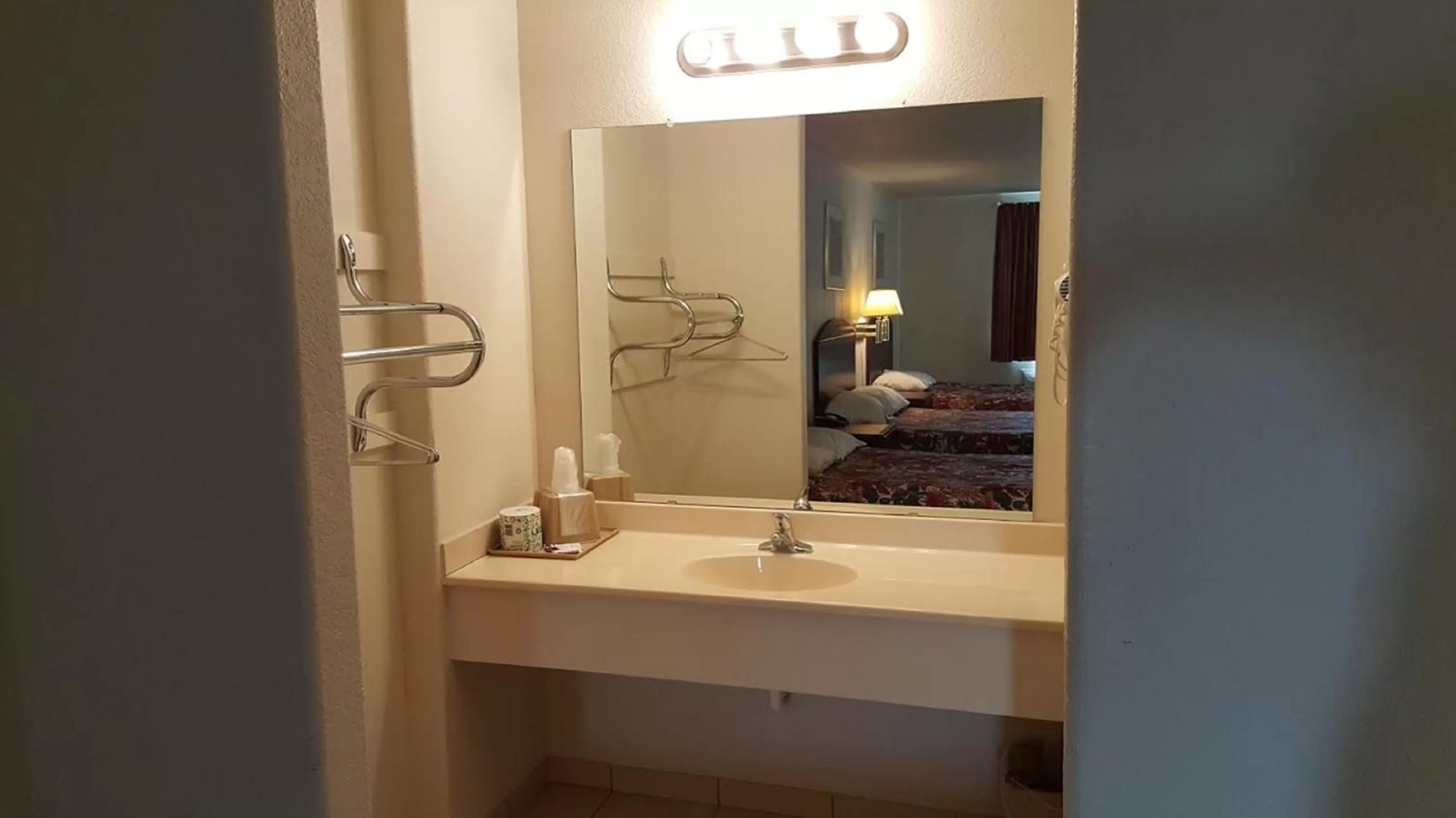 Toilet in Cedar Creek Inn