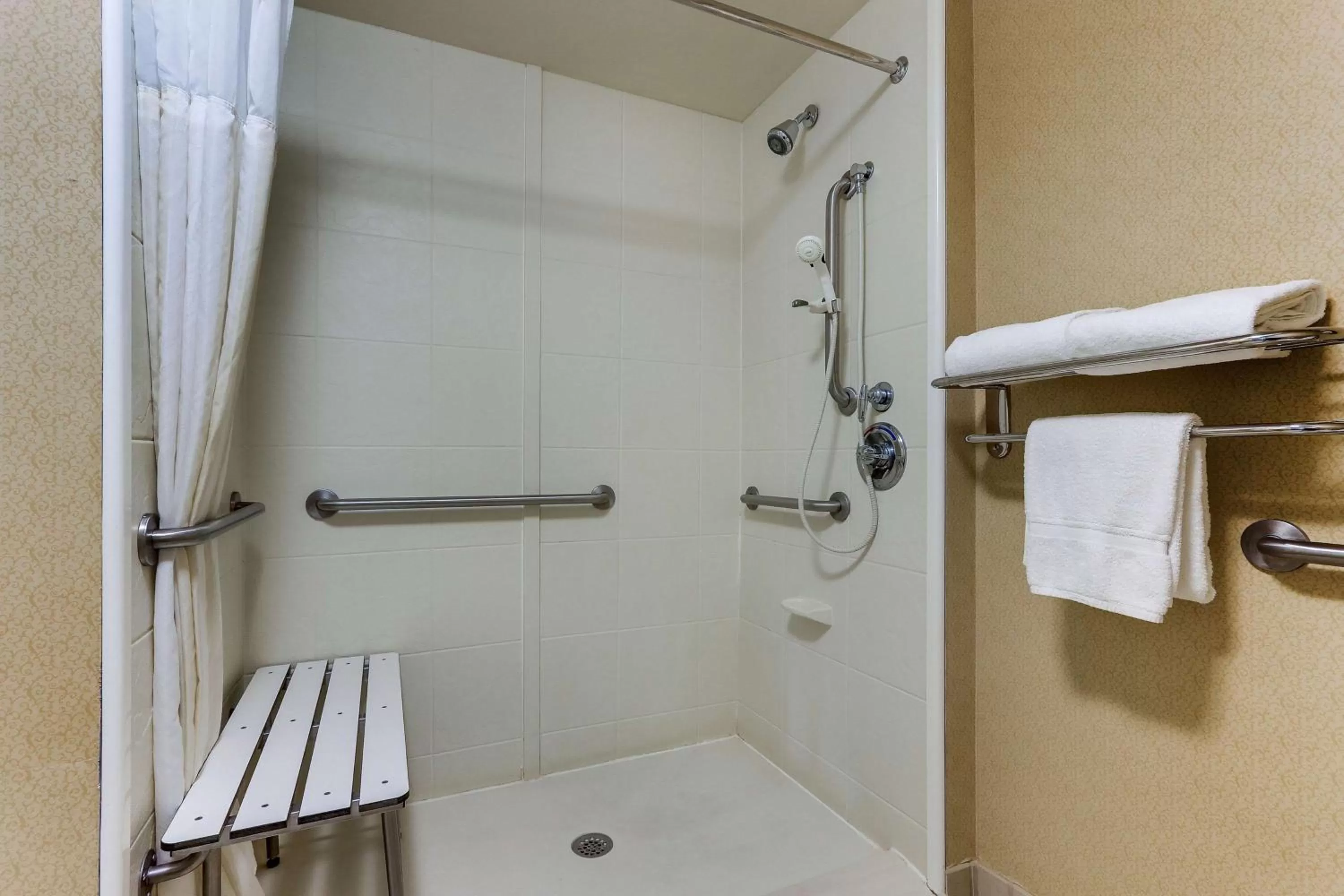 Bathroom in Hilton Garden Inn Indianapolis Airport