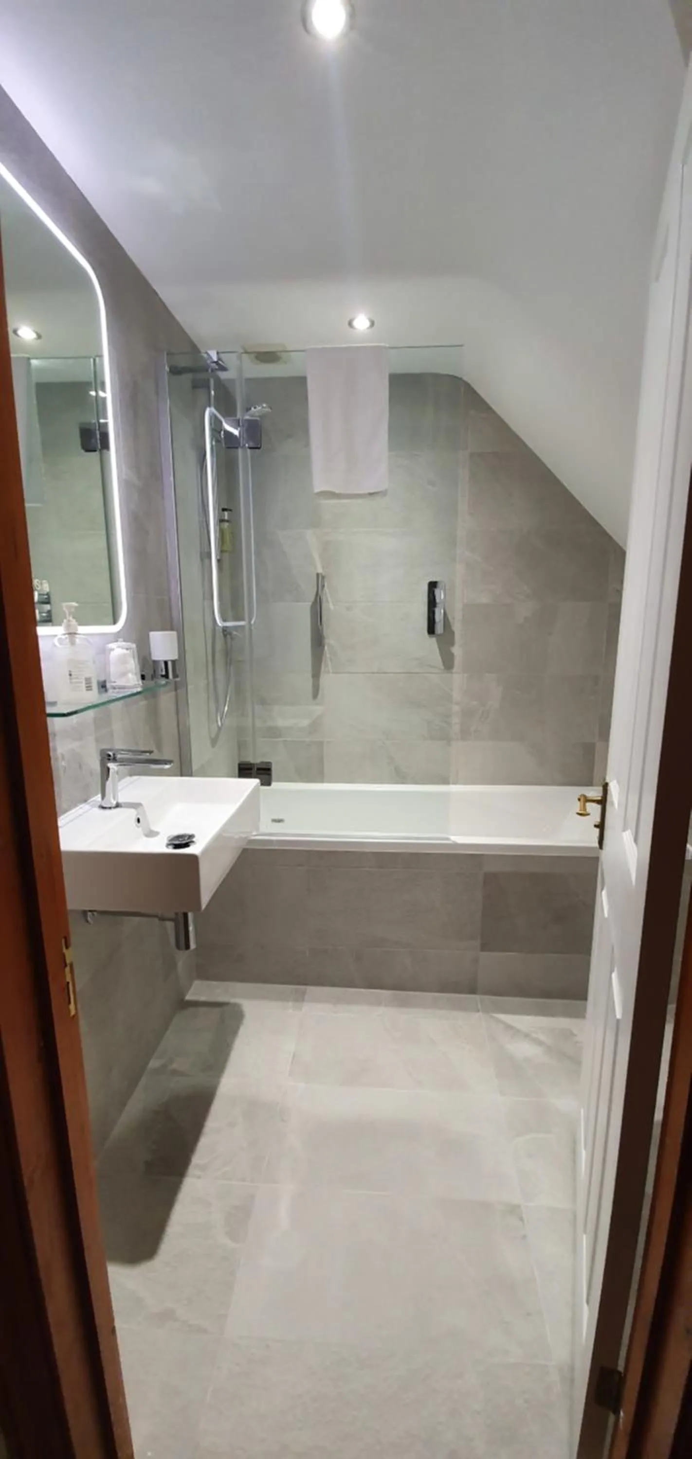 Bathroom in The Lawn Guest House Gatwick