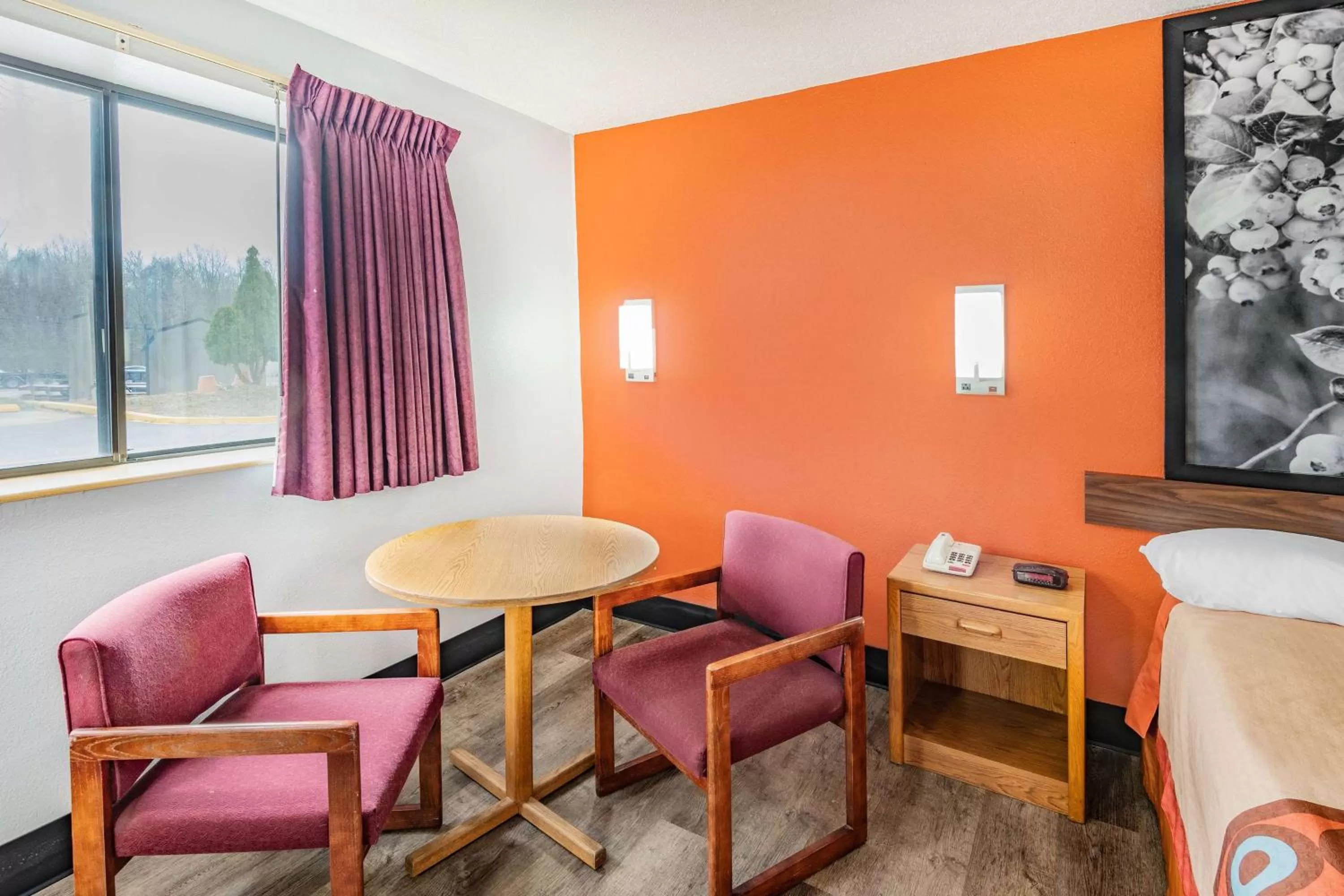 Photo of the whole room in Super 8 by Wyndham Waynesburg