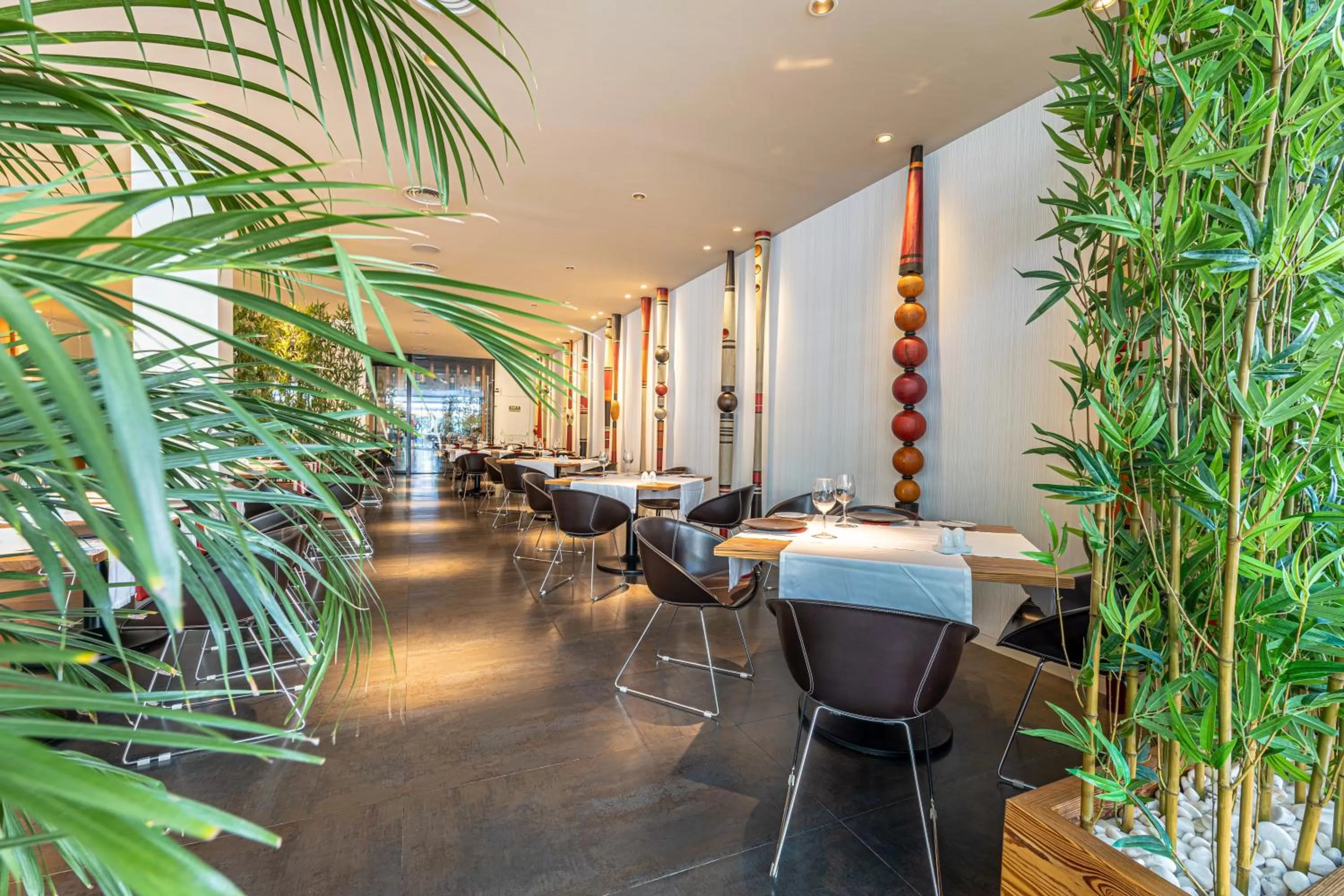 Restaurant/places to eat in Parque Santiago IV Official