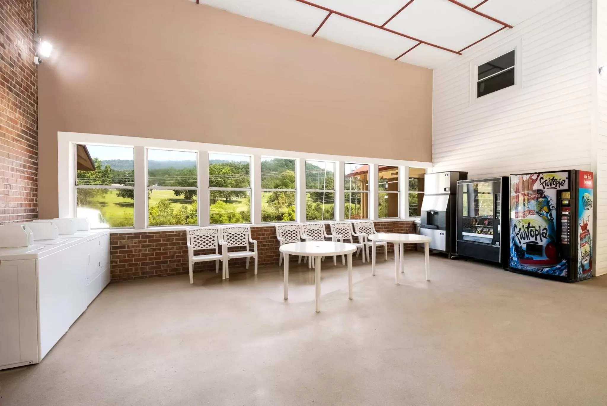 laundry in Red Roof Inn Chattanooga - Lookout Mountain