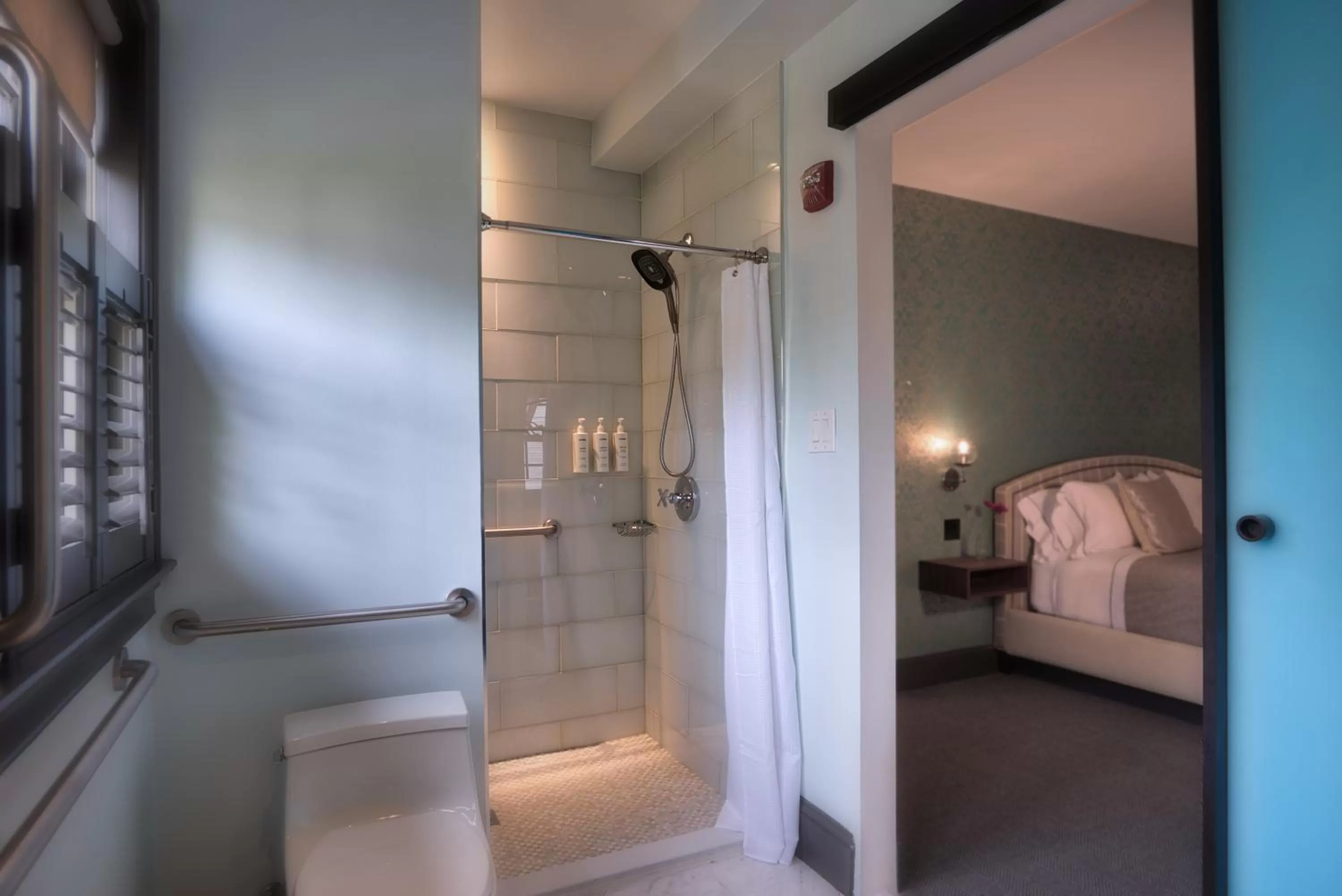 Shower, Bed in The Poppy Georgetown Guesthouse and Gardens