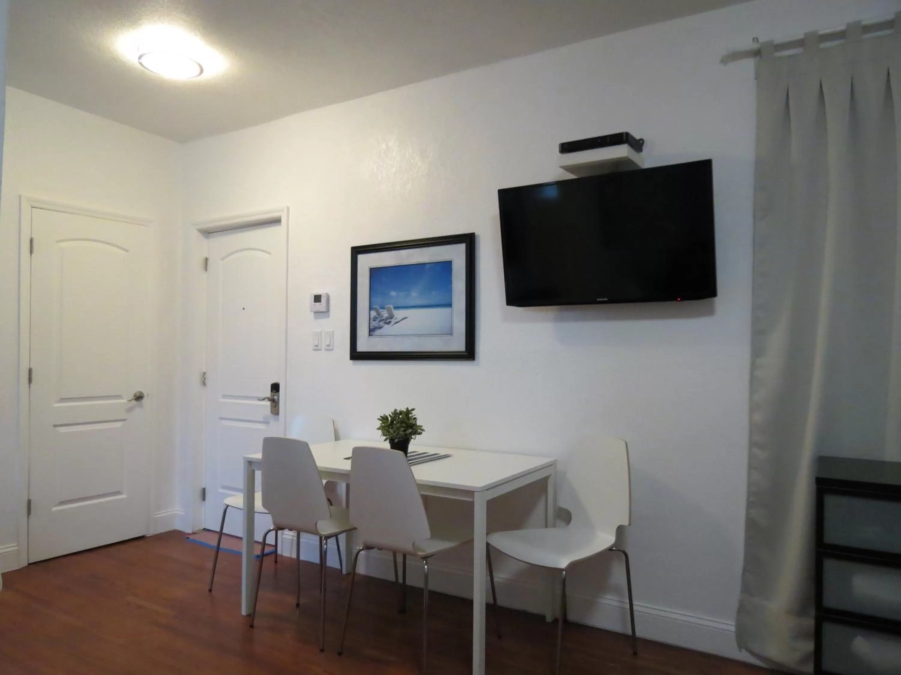 TV and multimedia in Harding Boutique Apartments