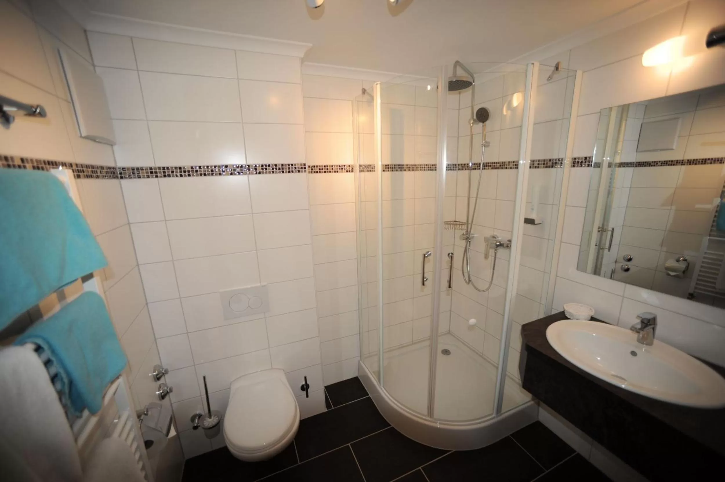 Shower in Hotel Post - regionales großes Frühstücksbuffet - auch GF & LF