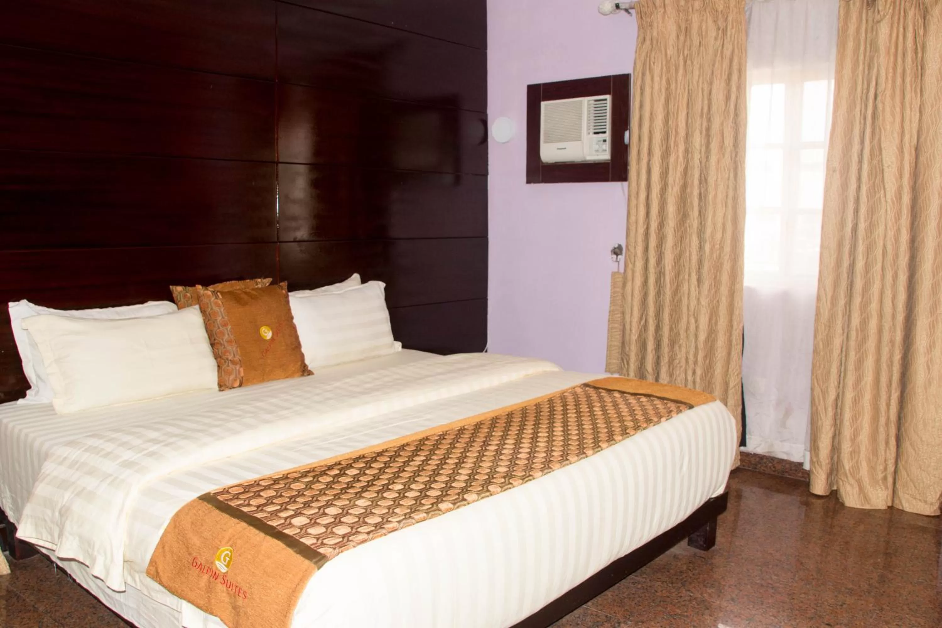 Bedroom, Bed in Galpin Suites