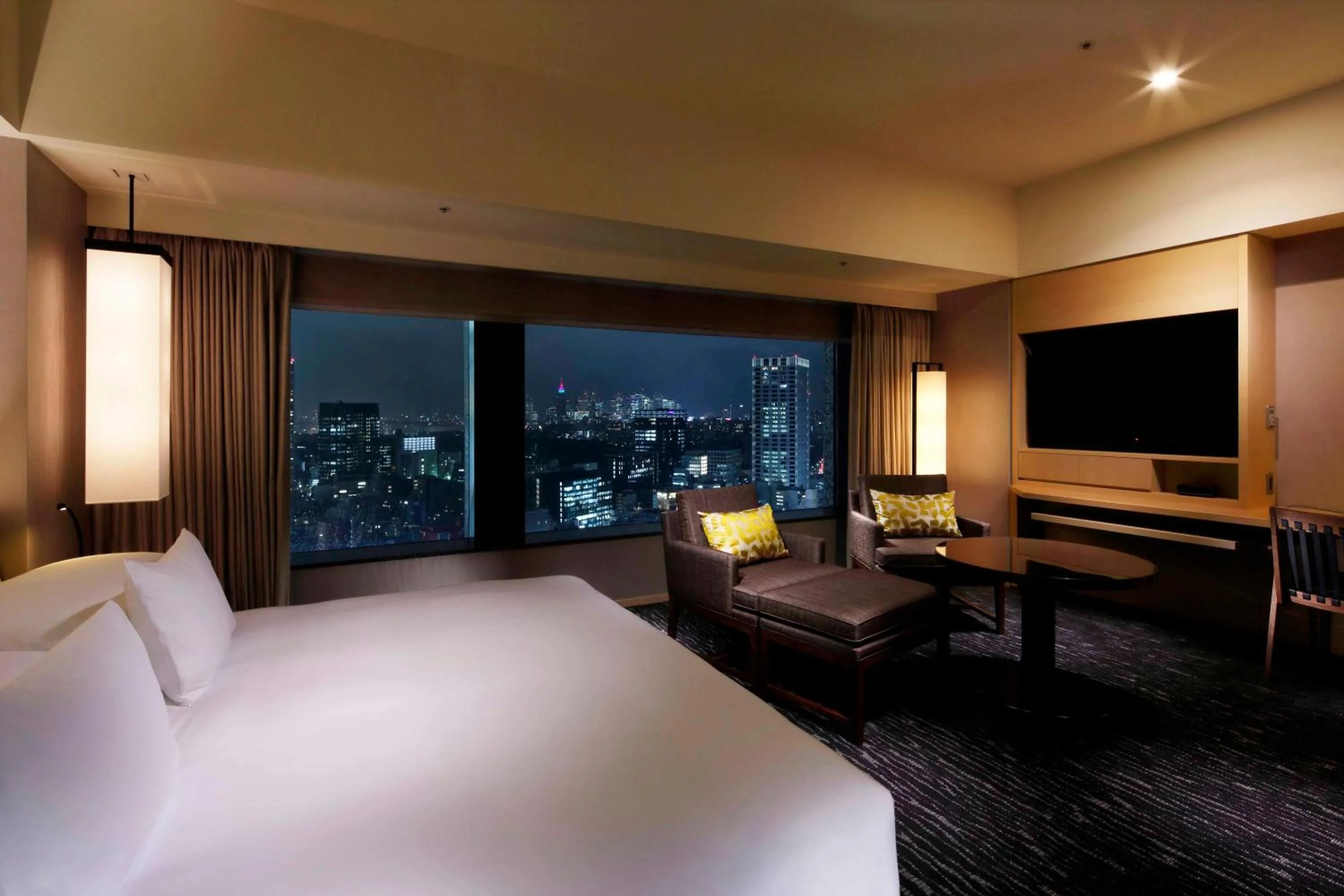 Photo of the whole room, Bed in The Capitol Hotel Tokyu