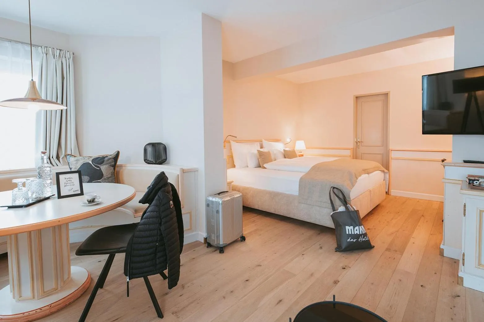 Living room, Bed in MANNI das Hotel