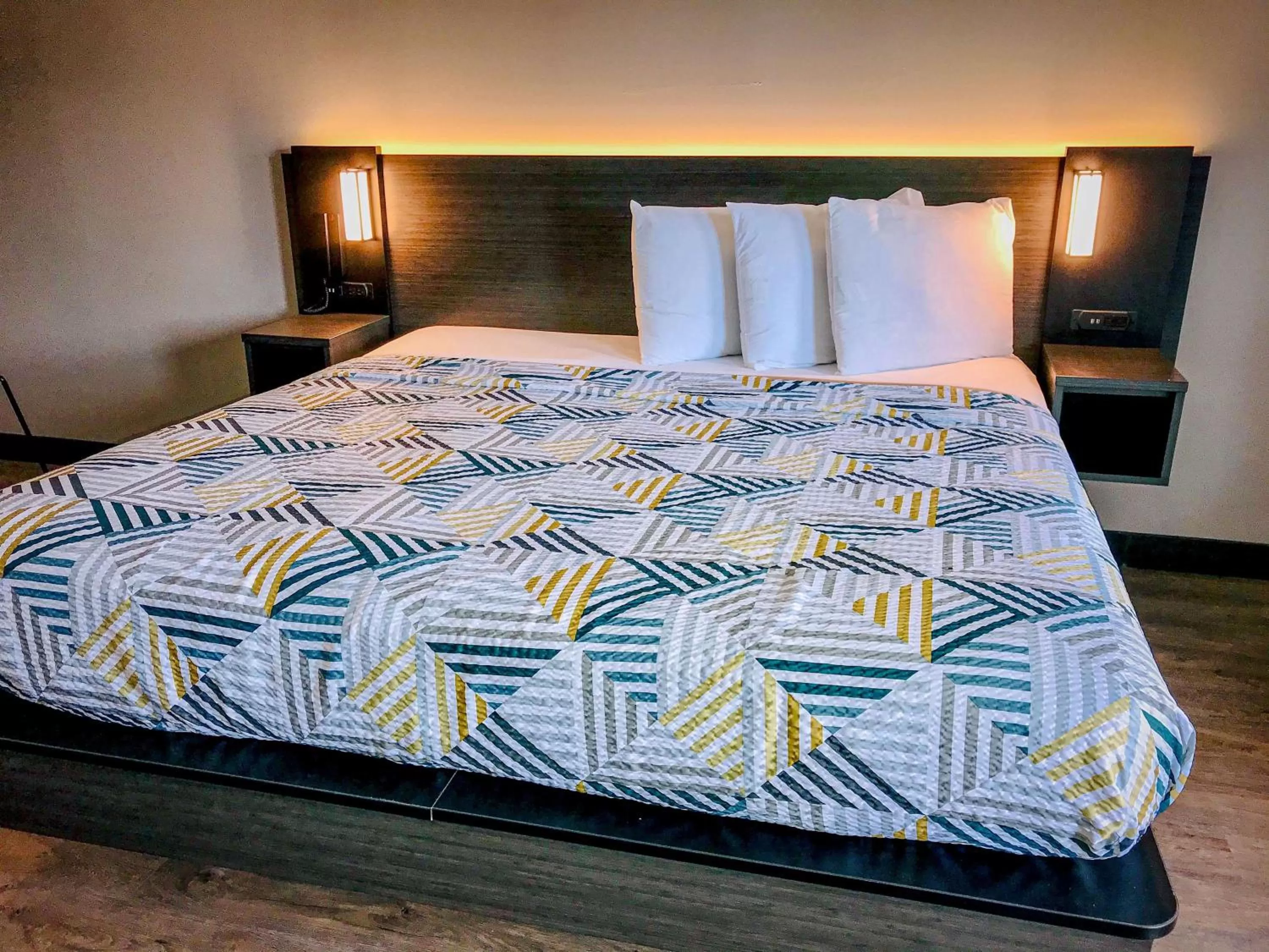 Photo of the whole room, Bed in Studio 6 Dublin, Ga