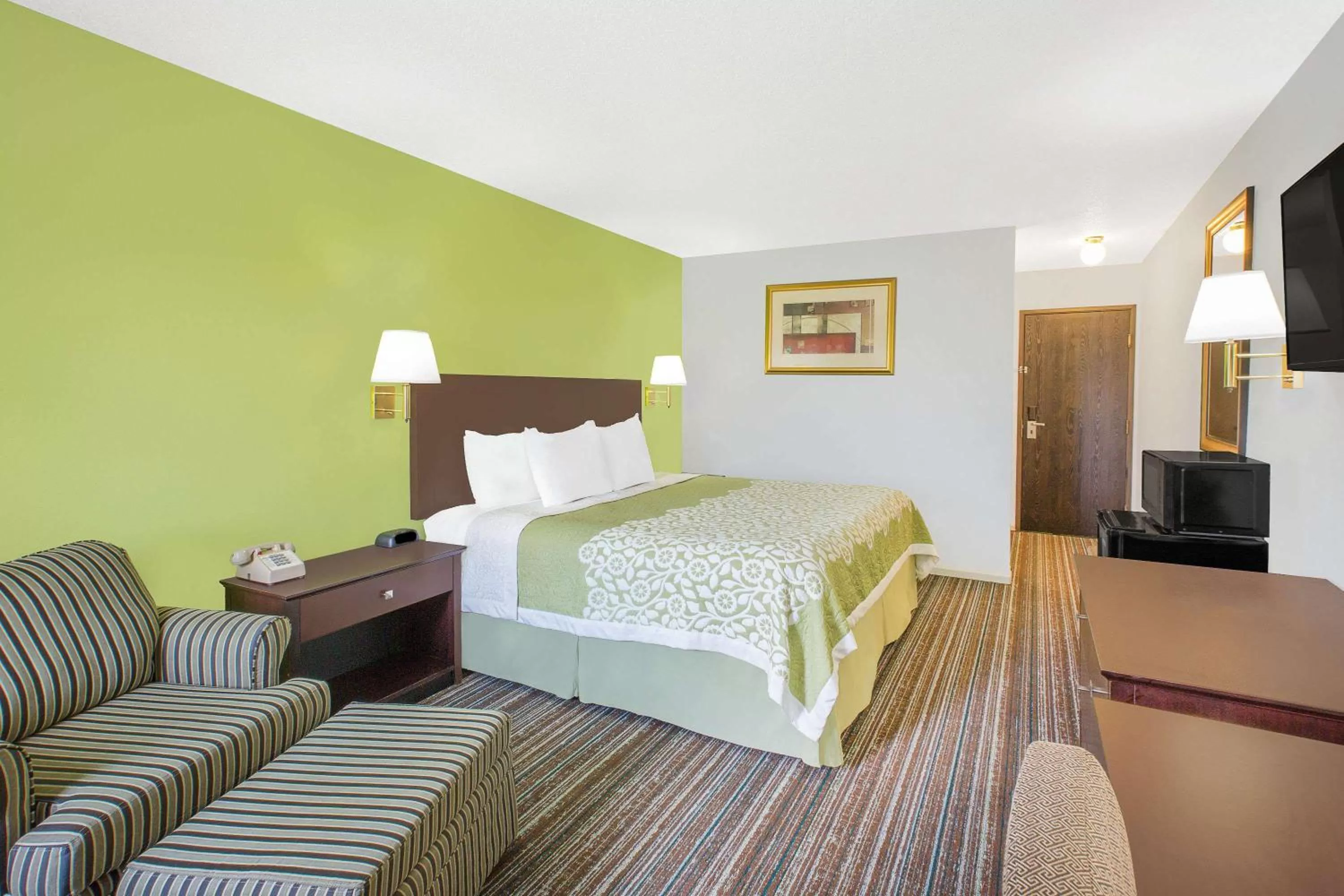Photo of the whole room, Bed in Days Inn by Wyndham York