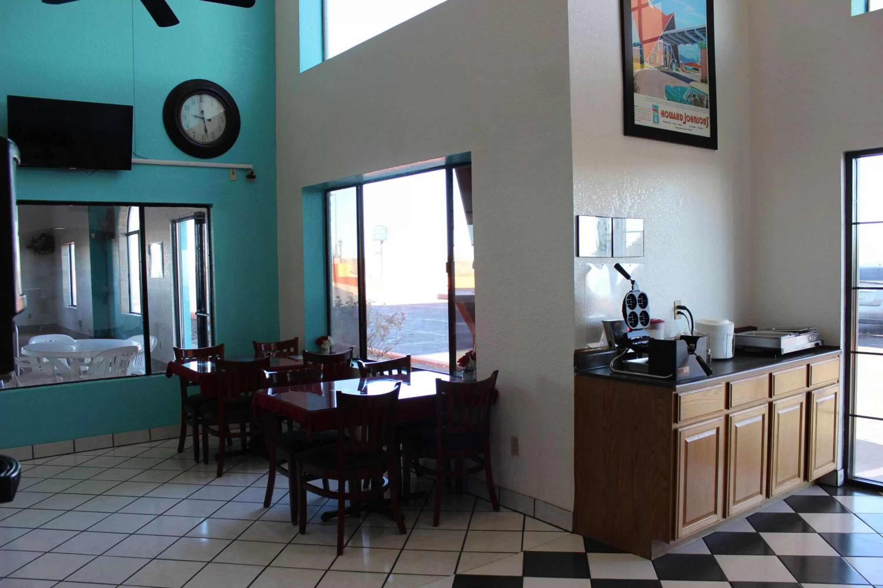 Restaurant/places to eat in Howard Johnson by Wyndham Holbrook