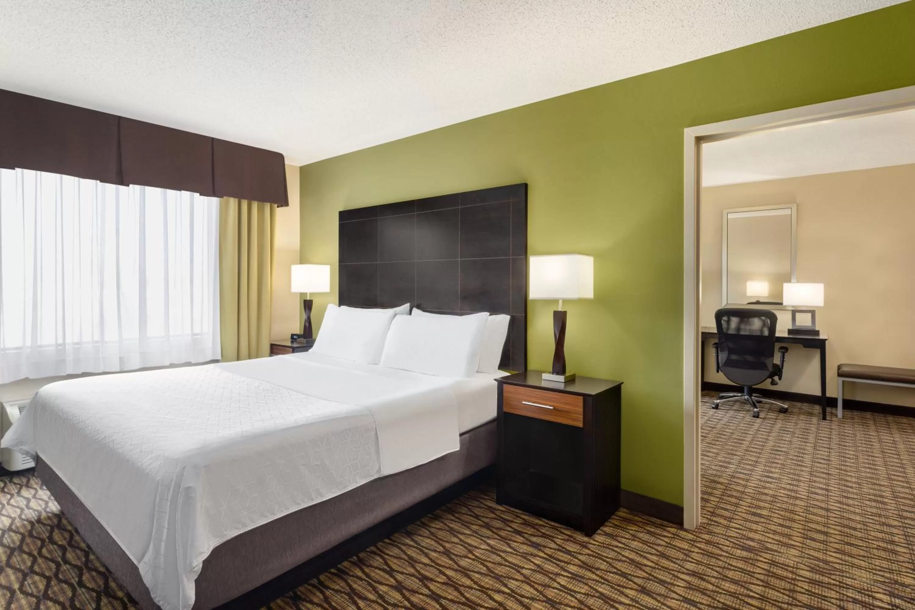 Bedroom, Bed in Holiday Inn Express Hotel & Suites Edmond by IHG