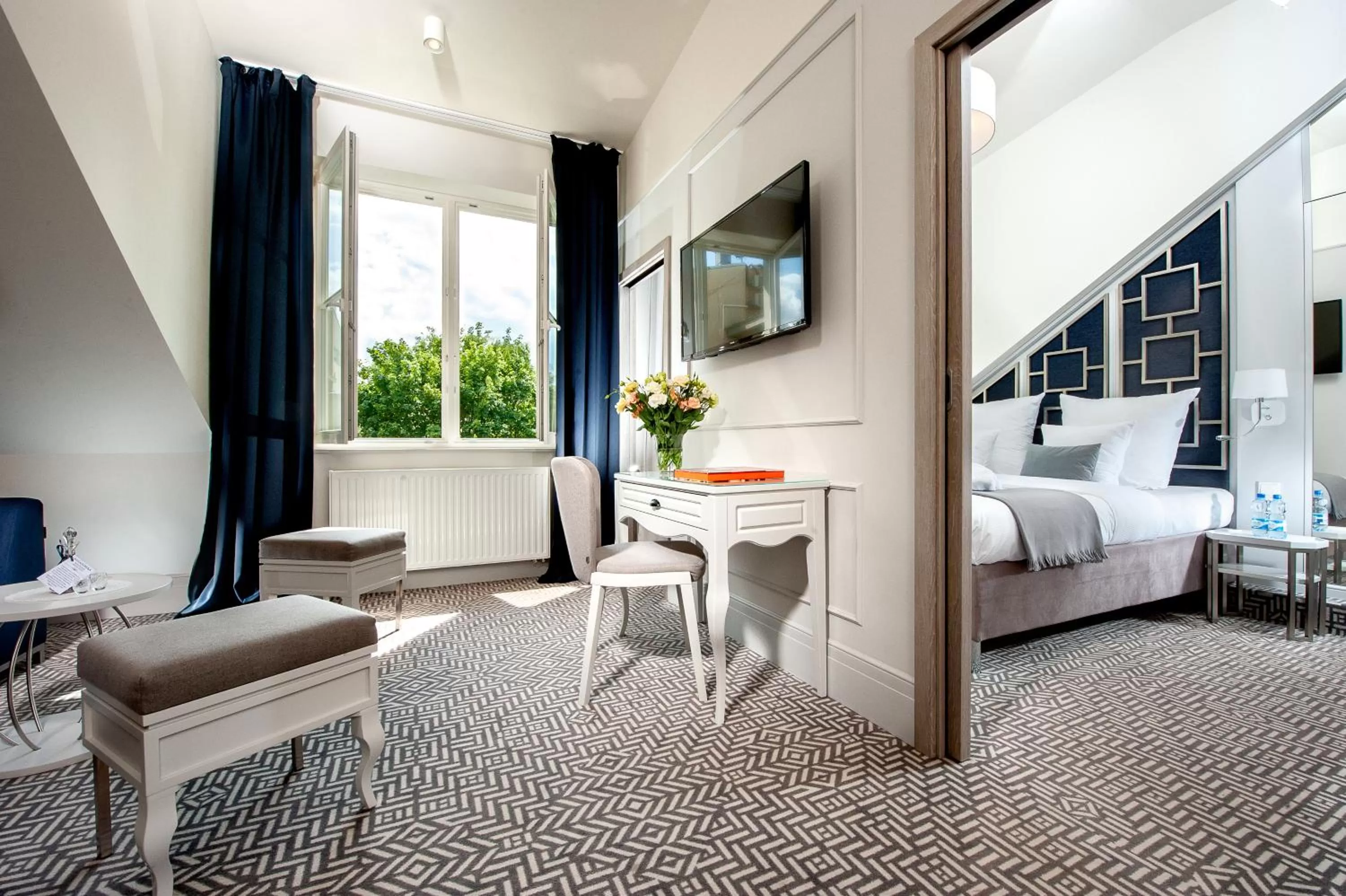 Living room, Bed in Amber Design Residence