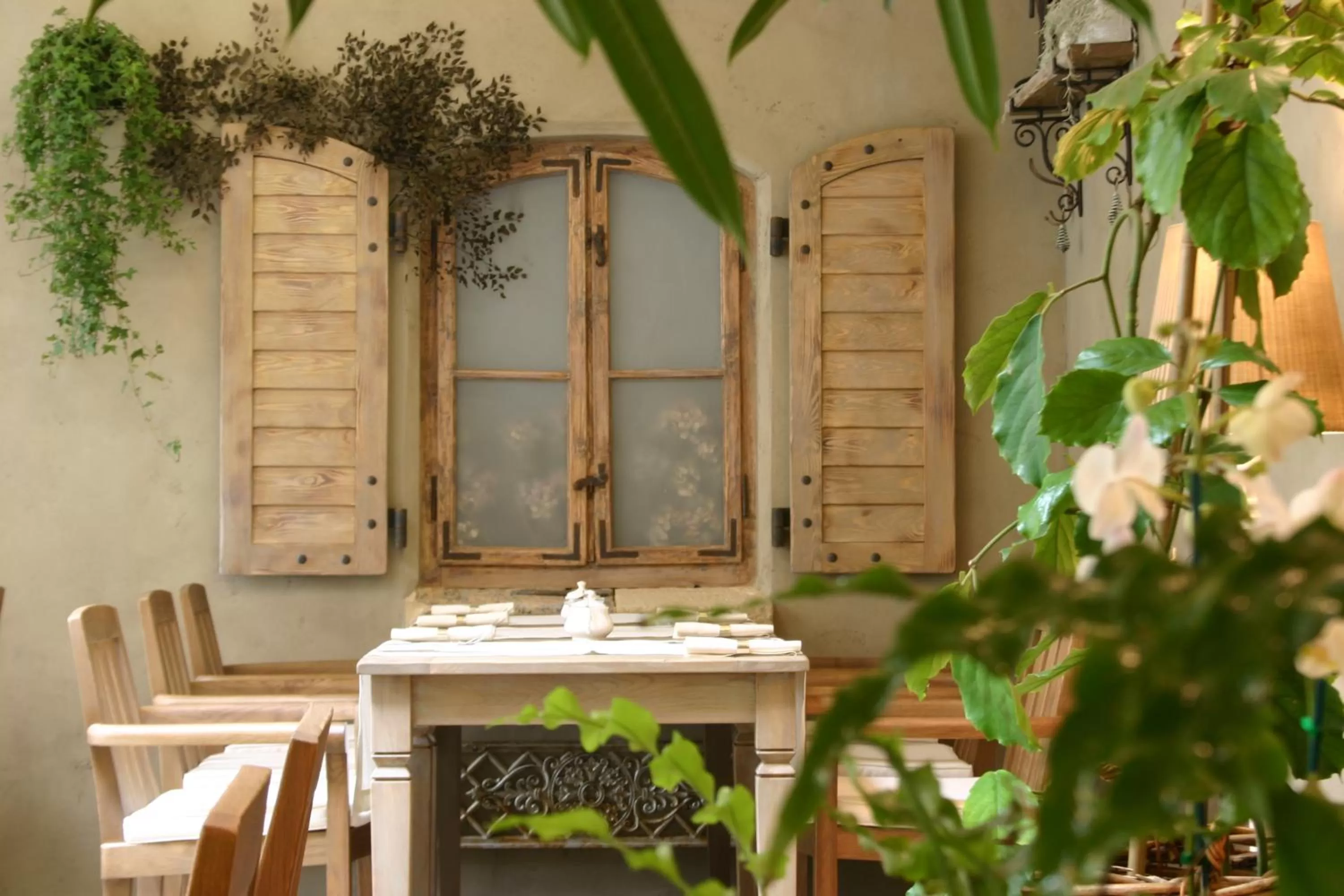 Restaurant/places to eat in Art Hotel