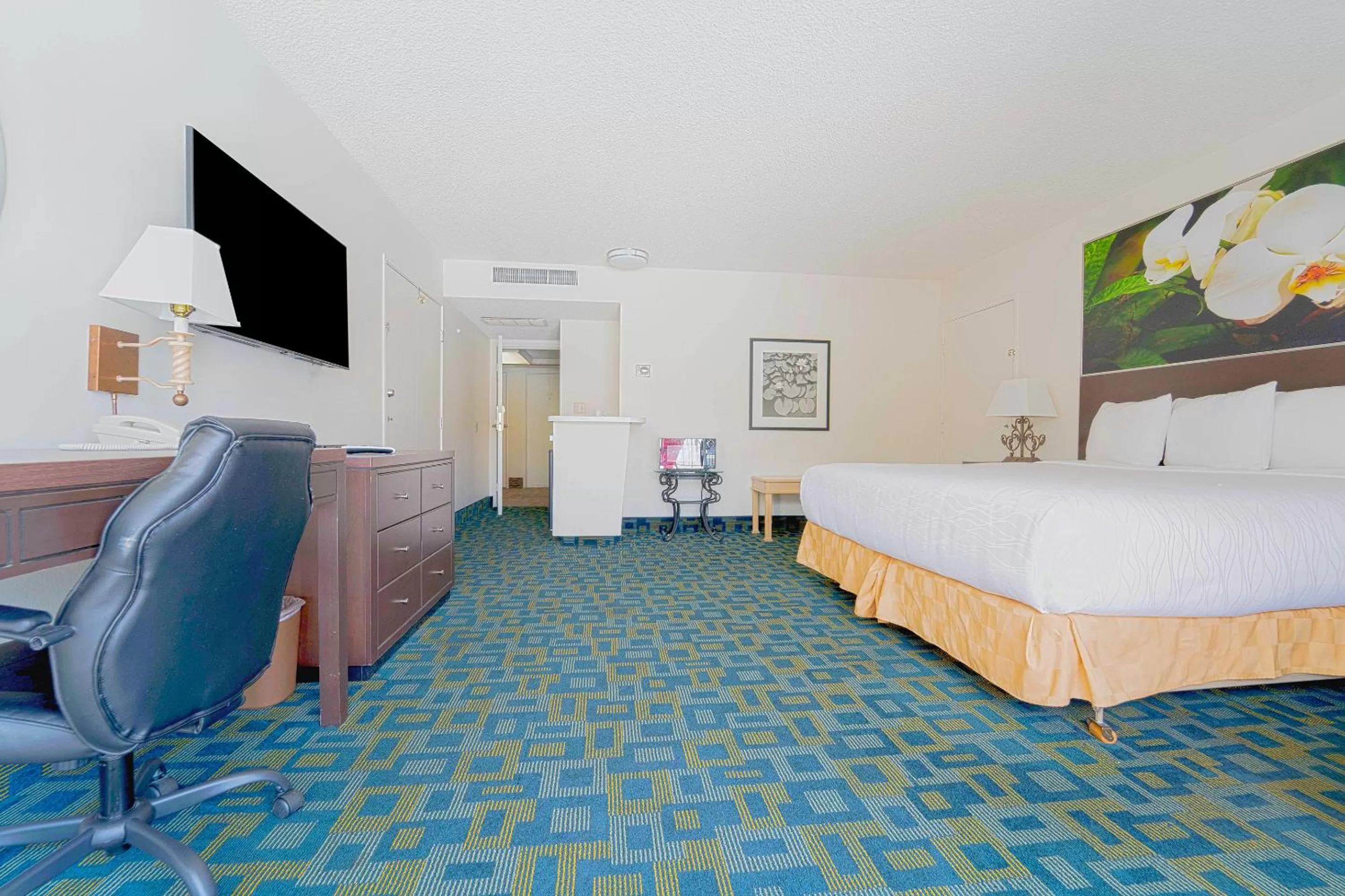 Bedroom, Bed in Royal Plaza Inn