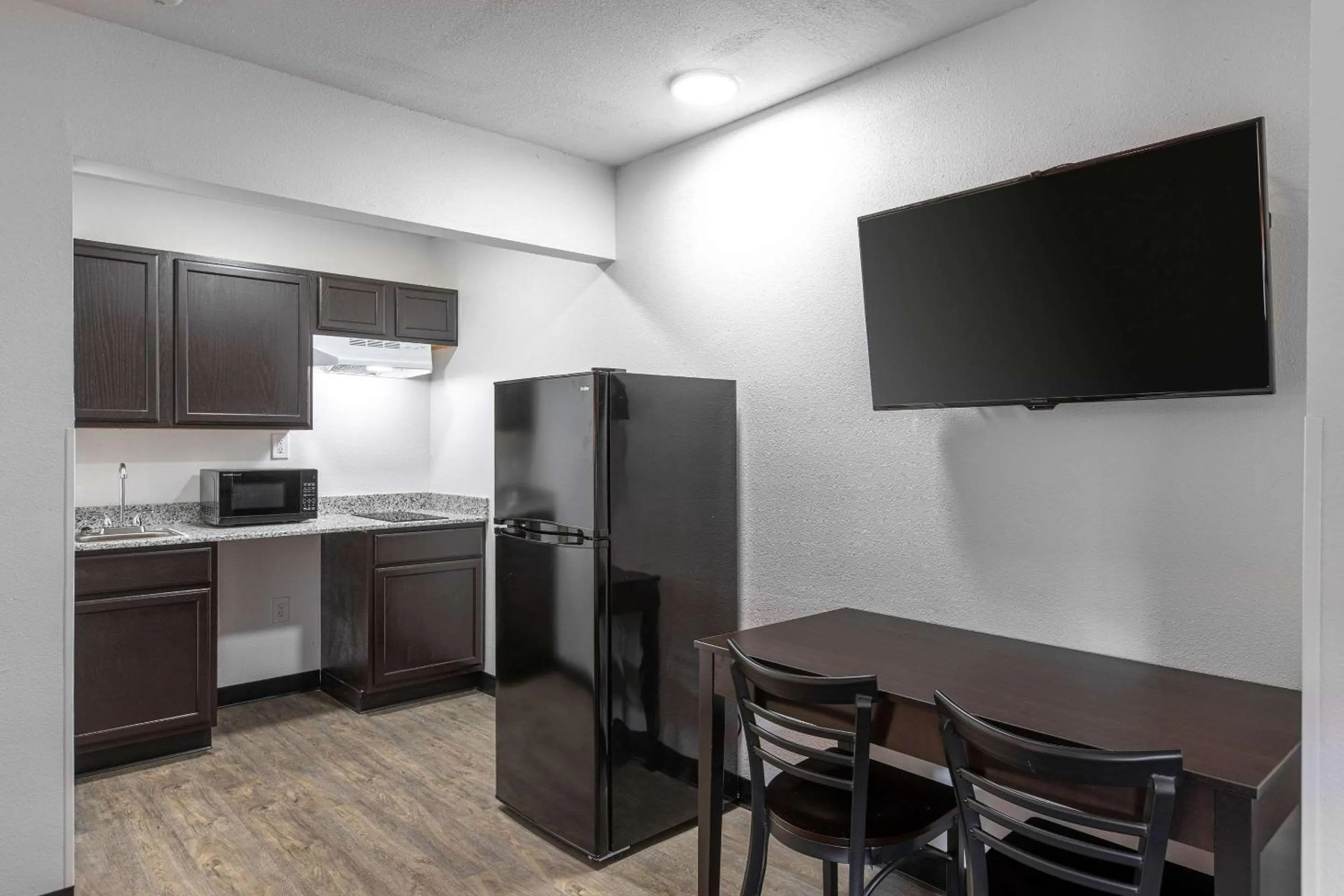 Kitchen or kitchenette in Suburban Studios Spartanburg - I-26
