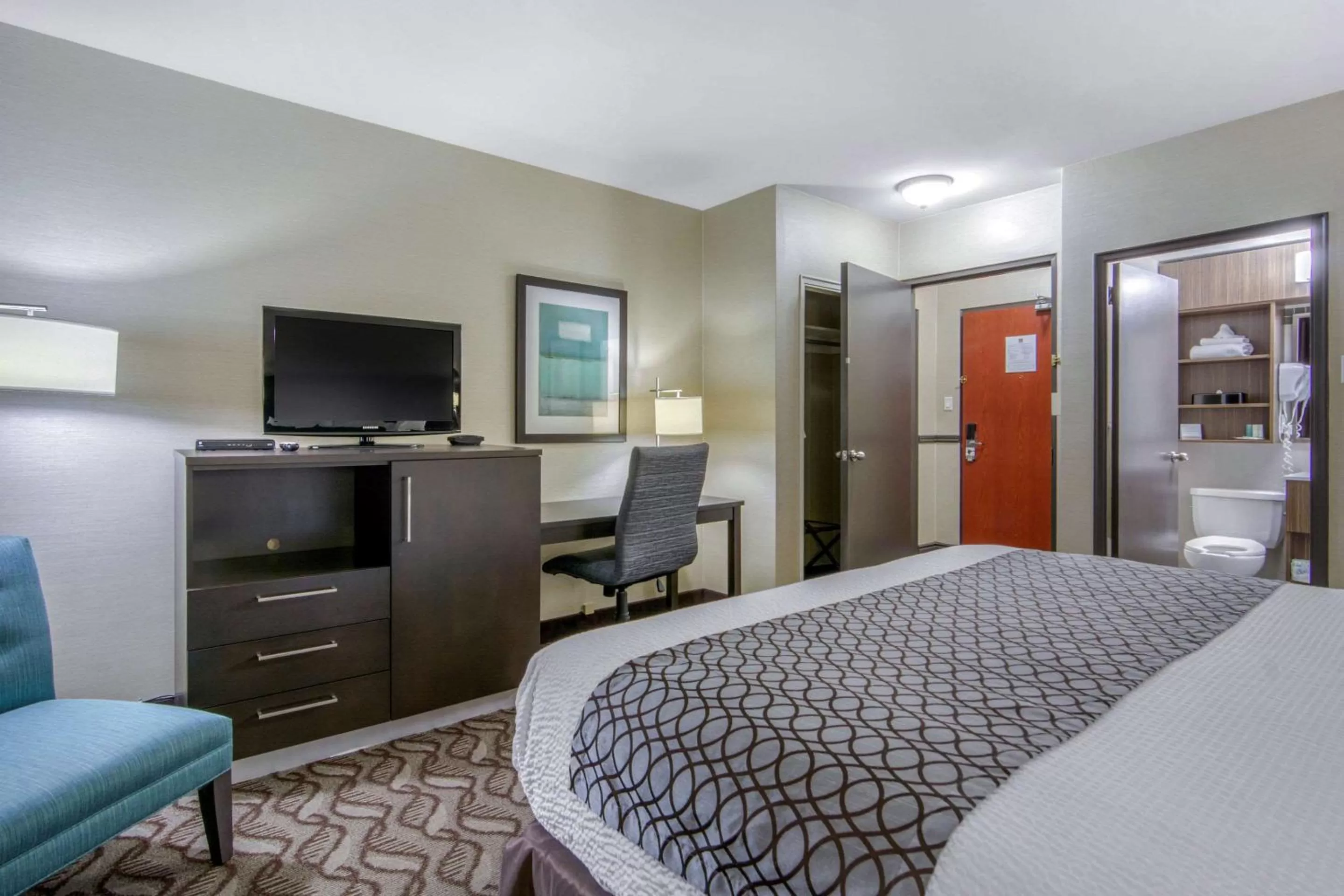 Photo of the whole room, Bed in Clarion Hotel