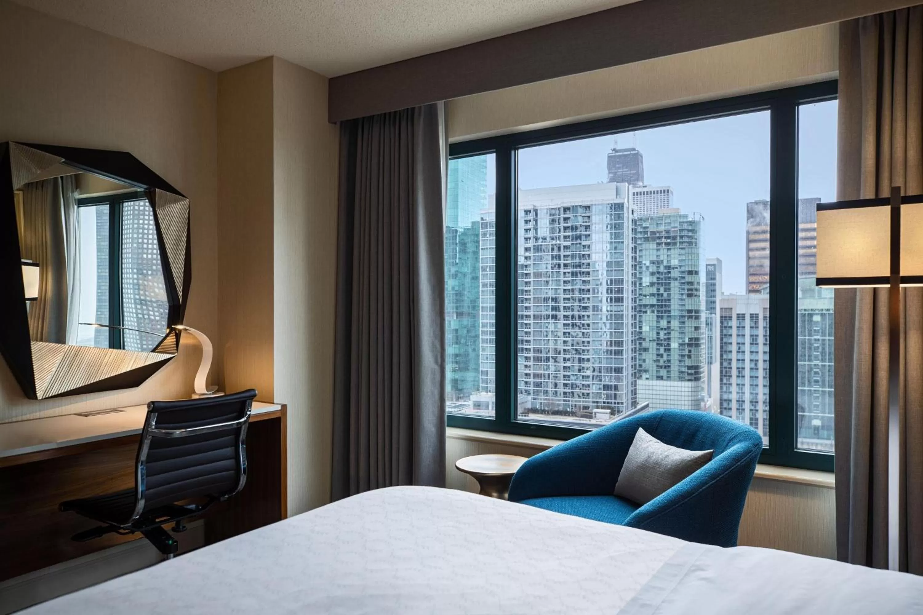 Photo of the whole room, Bed in Sheraton Grand Chicago Riverwalk