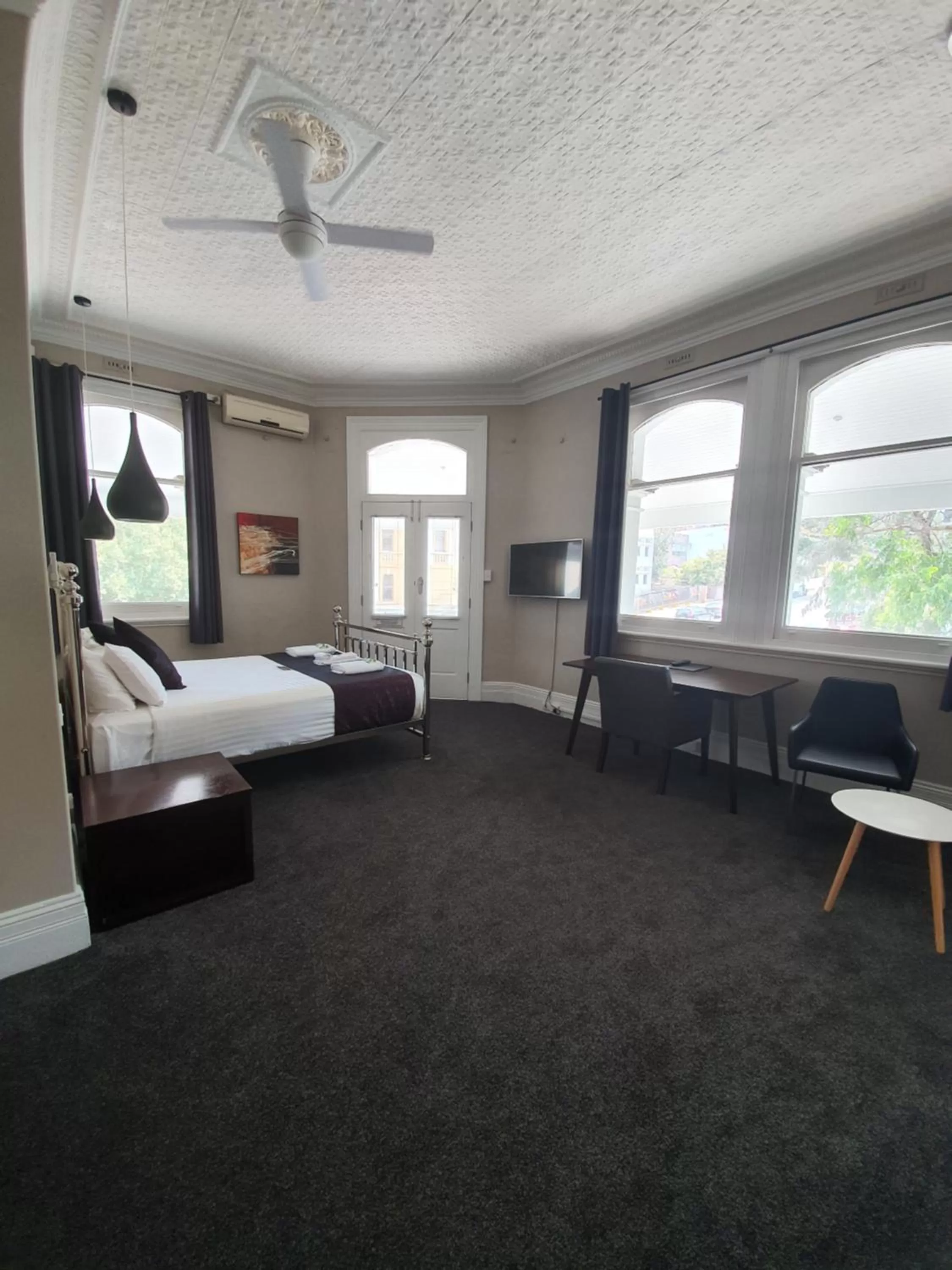 Photo of the whole room, Bed in Grand Hotel