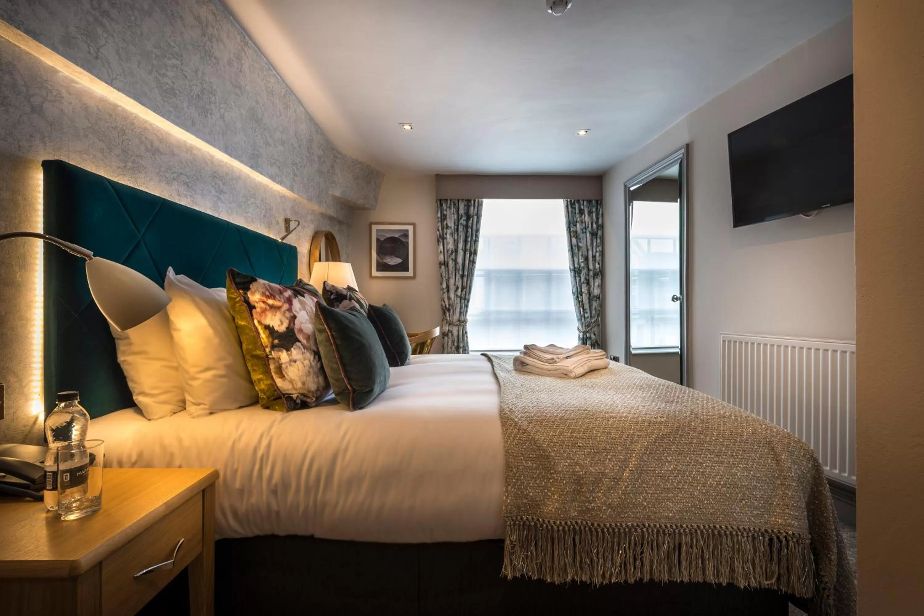 Bedroom, Bed in The Three Swans Hotel, Hungerford, Berkshire - The Coaching Inn Group