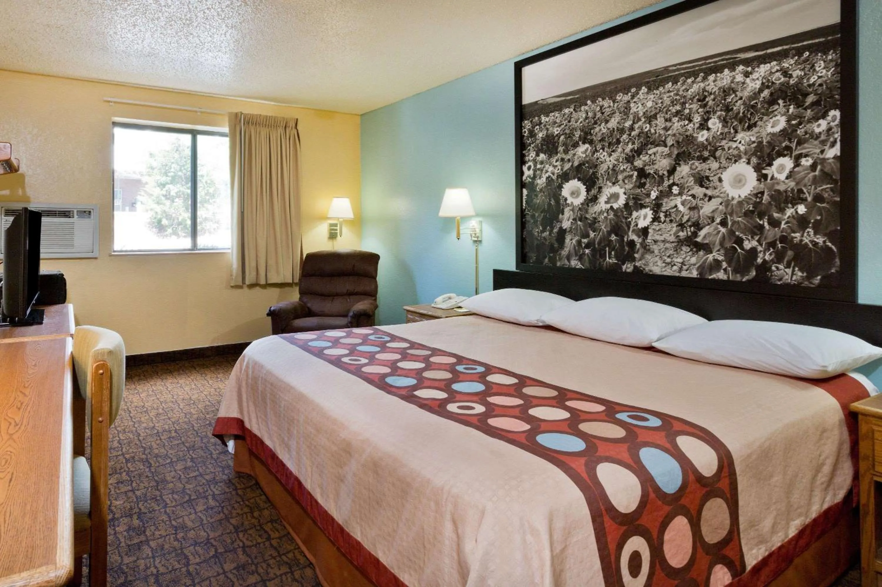 Photo of the whole room in Super 8 by Wyndham Lexington Park/California Area