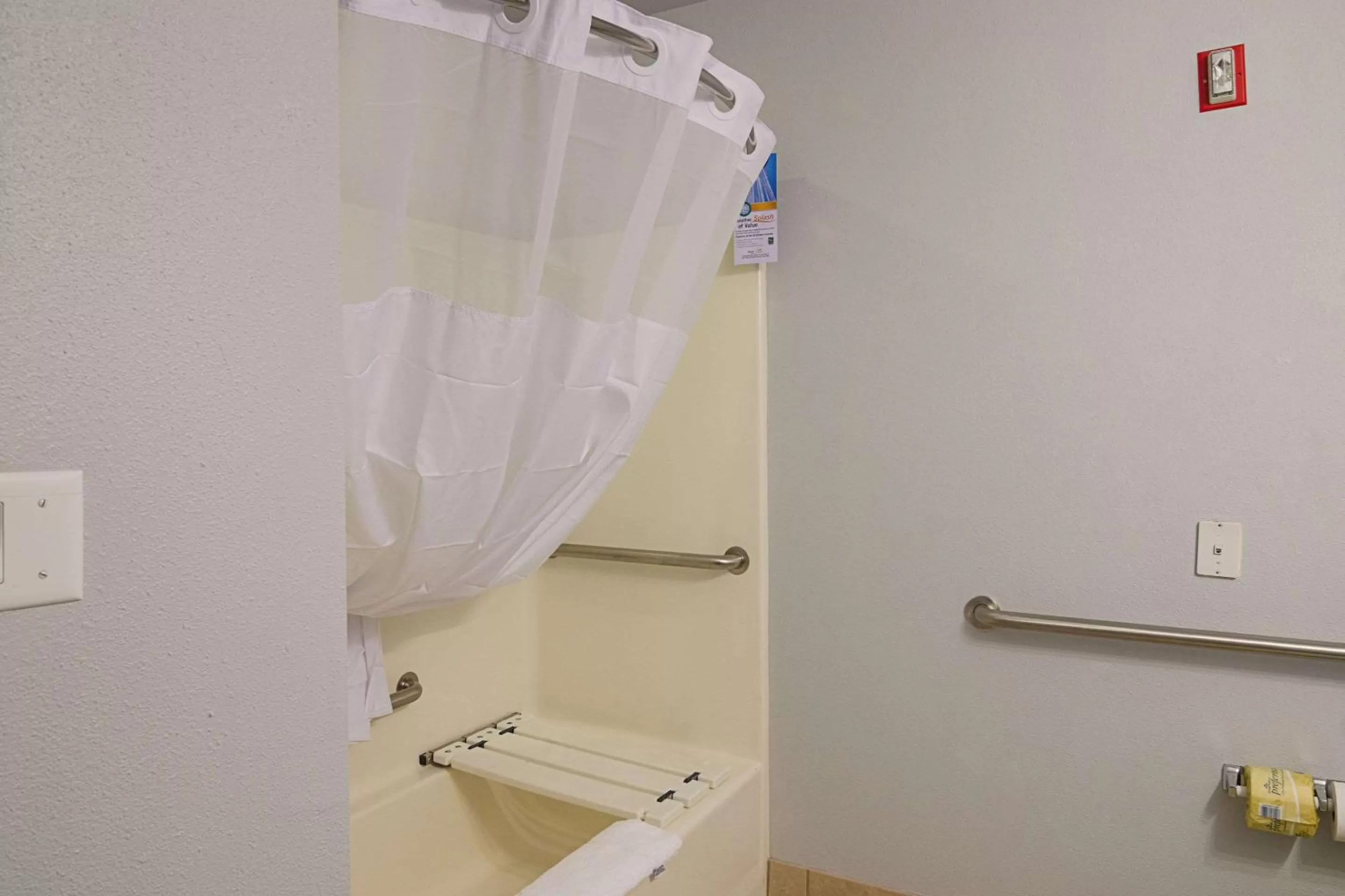 Bathroom in Quality Inn Seaside Oregon Coast