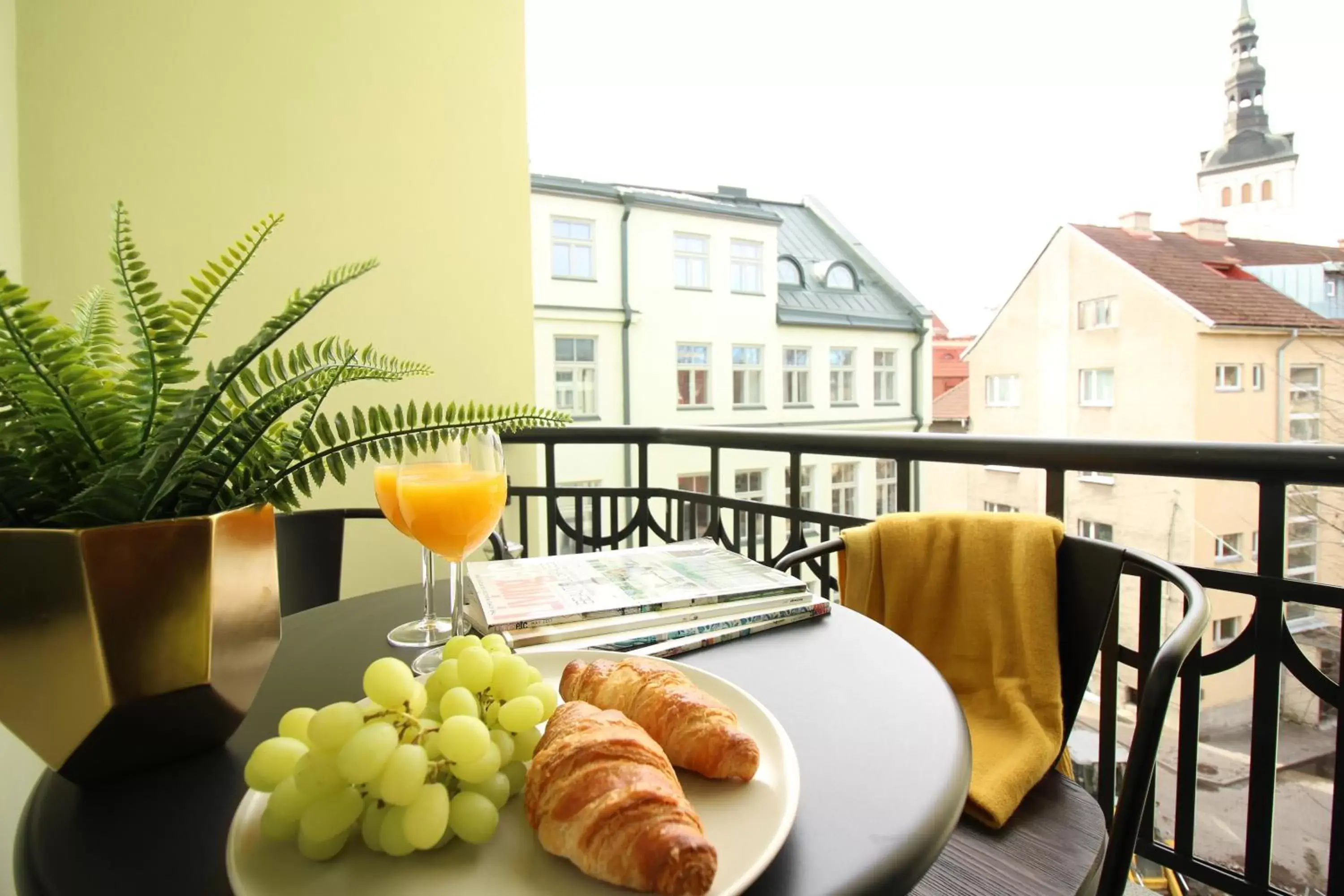 Two-Bedroom Apartment with Small Balcony and Old Town View C46 in Tallinn City Apartments Old Town Suites Two-Bedroom Apartment with Small Balcony and Old Town View C46 in Tallinn City Apartments Old Town Suites