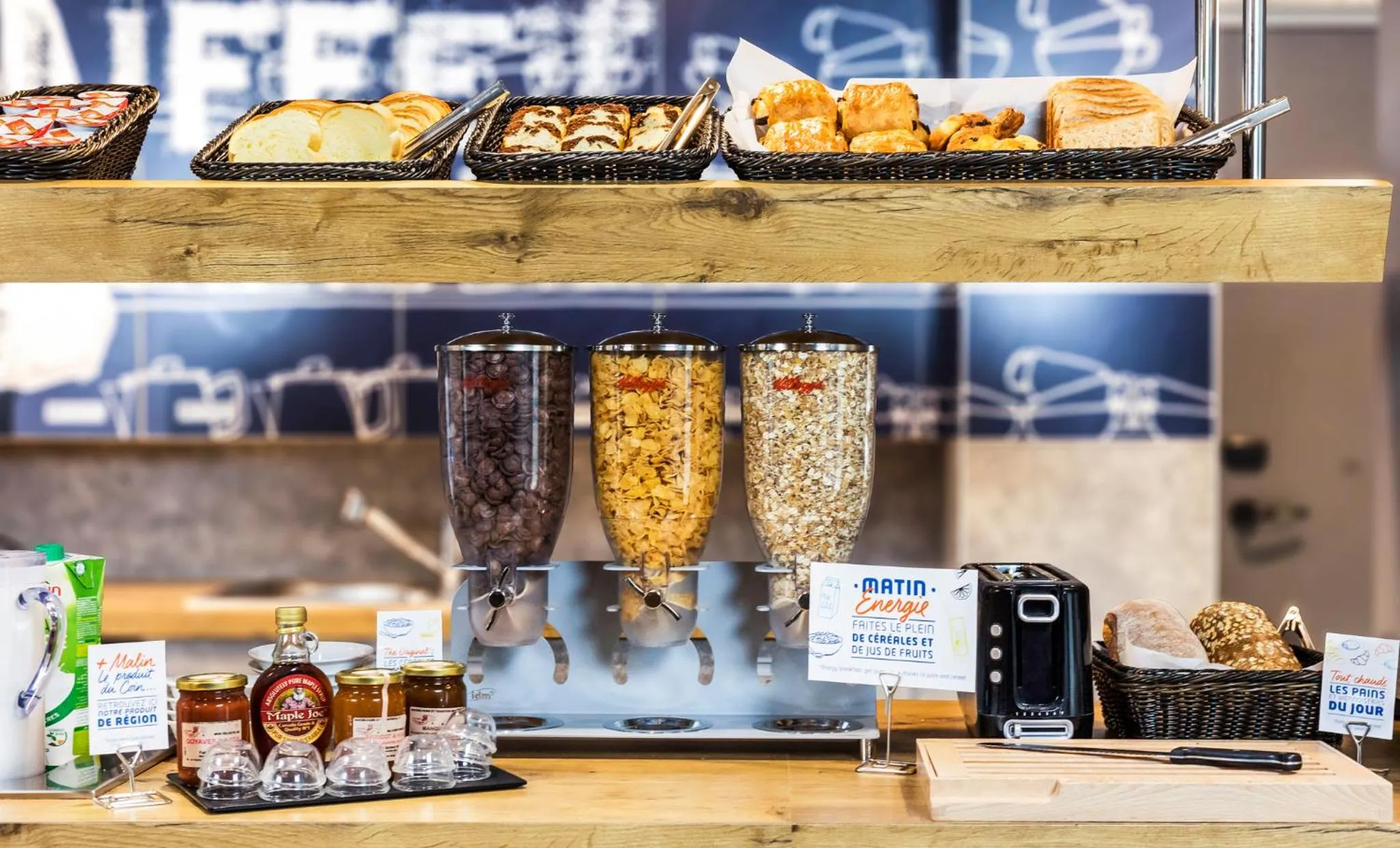 Buffet breakfast in ibis budget Antony Massy rénové 2024