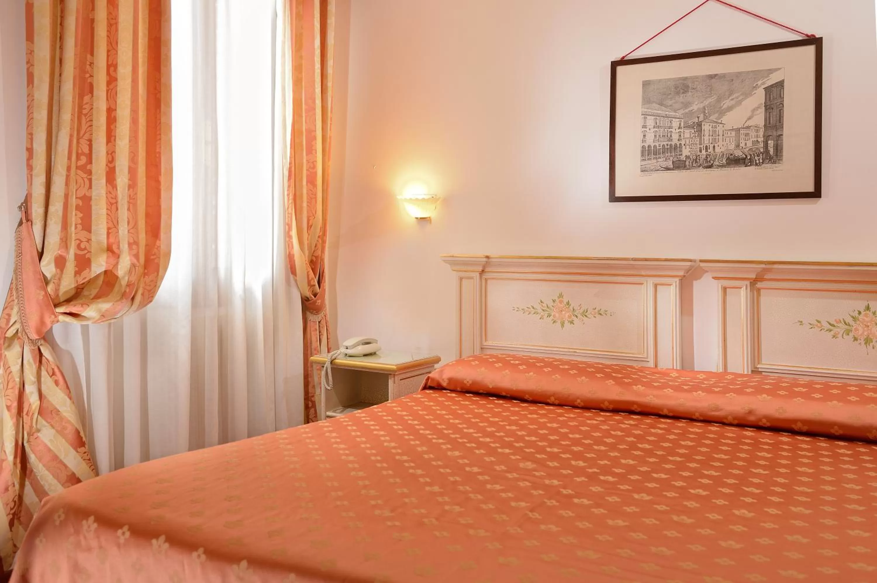 Photo of the whole room, Bed in Ambassador Tre Rose