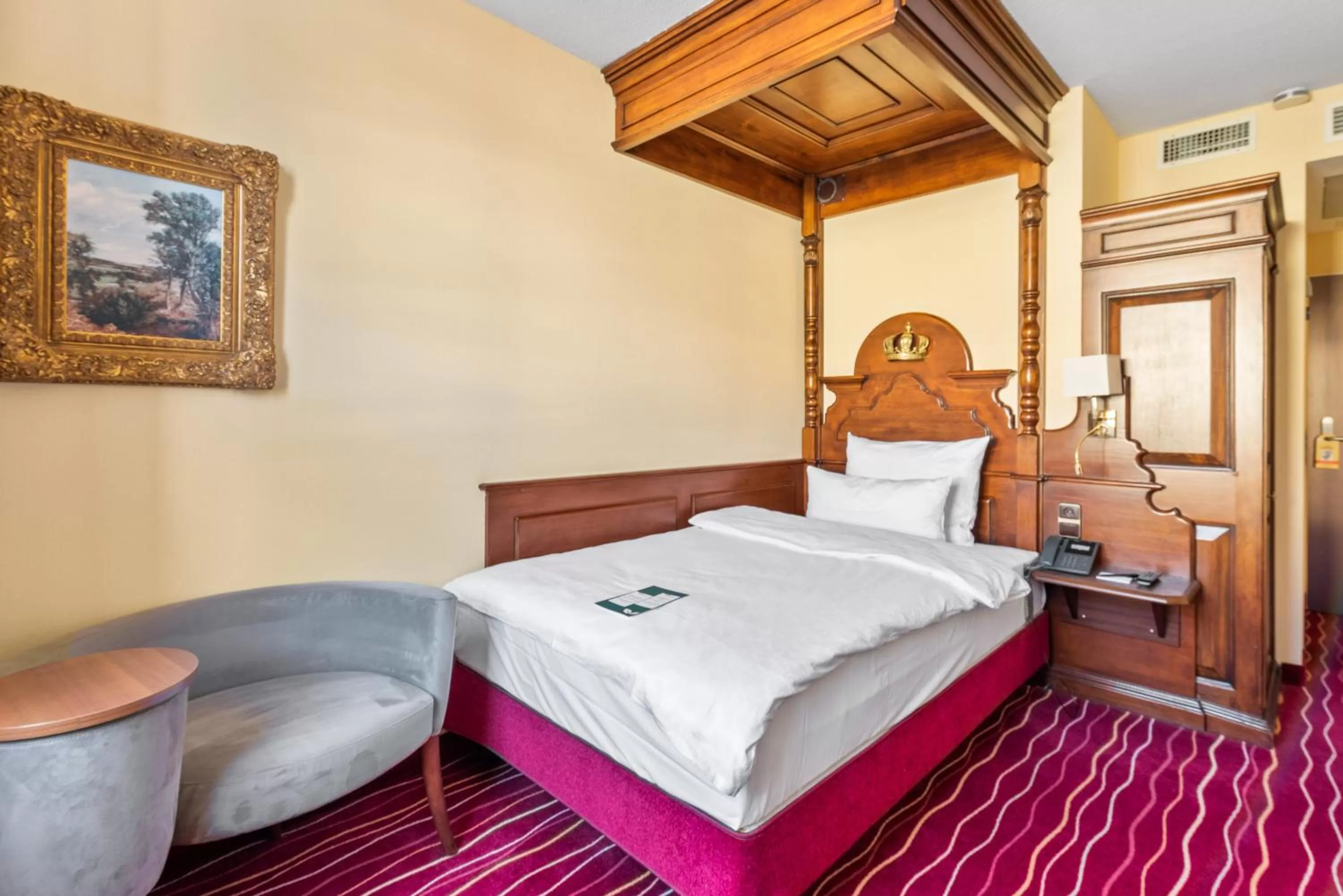 Bed in KING's Hotel First