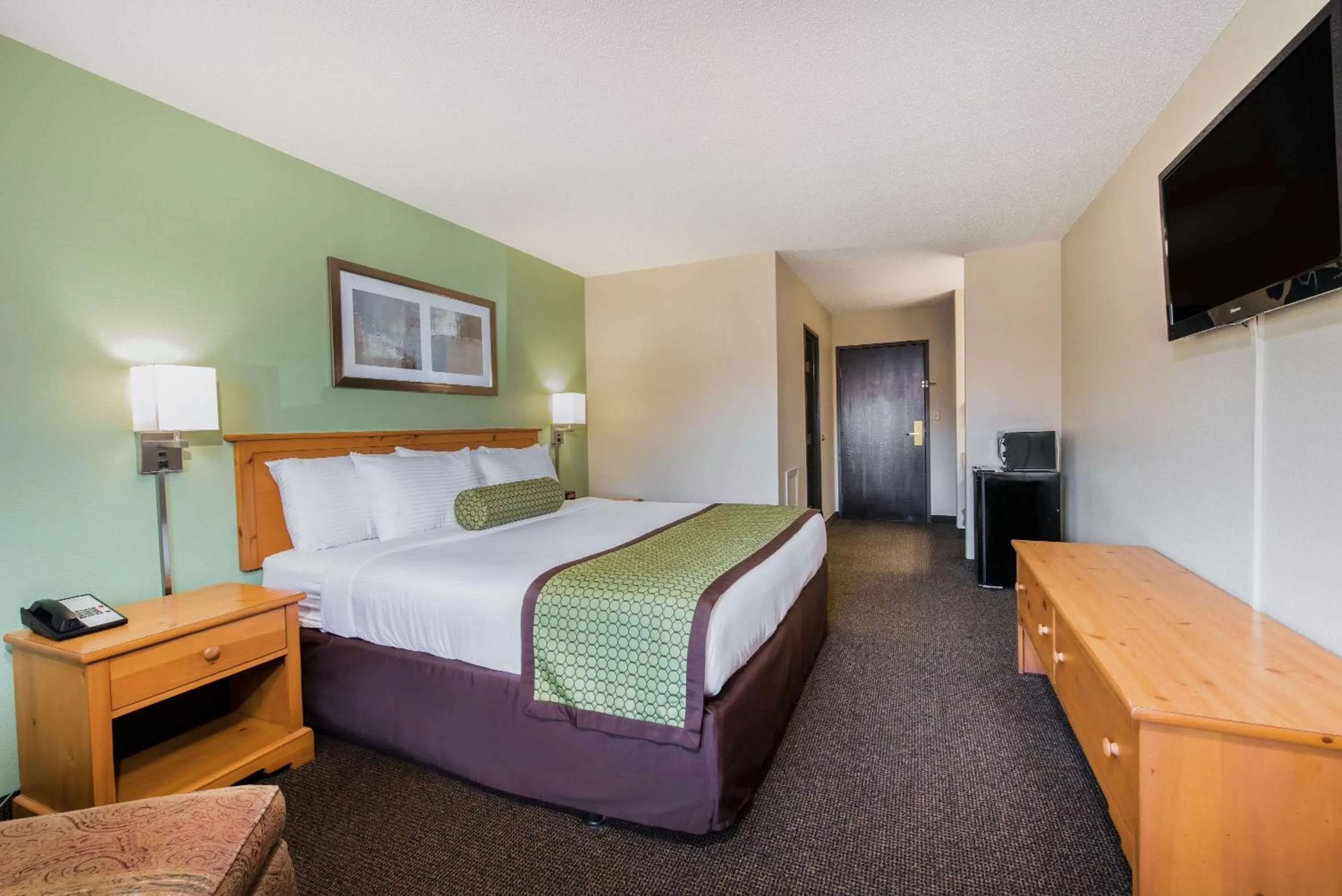 Photo of the whole room, Bed in Baymont by Wyndham Pierre