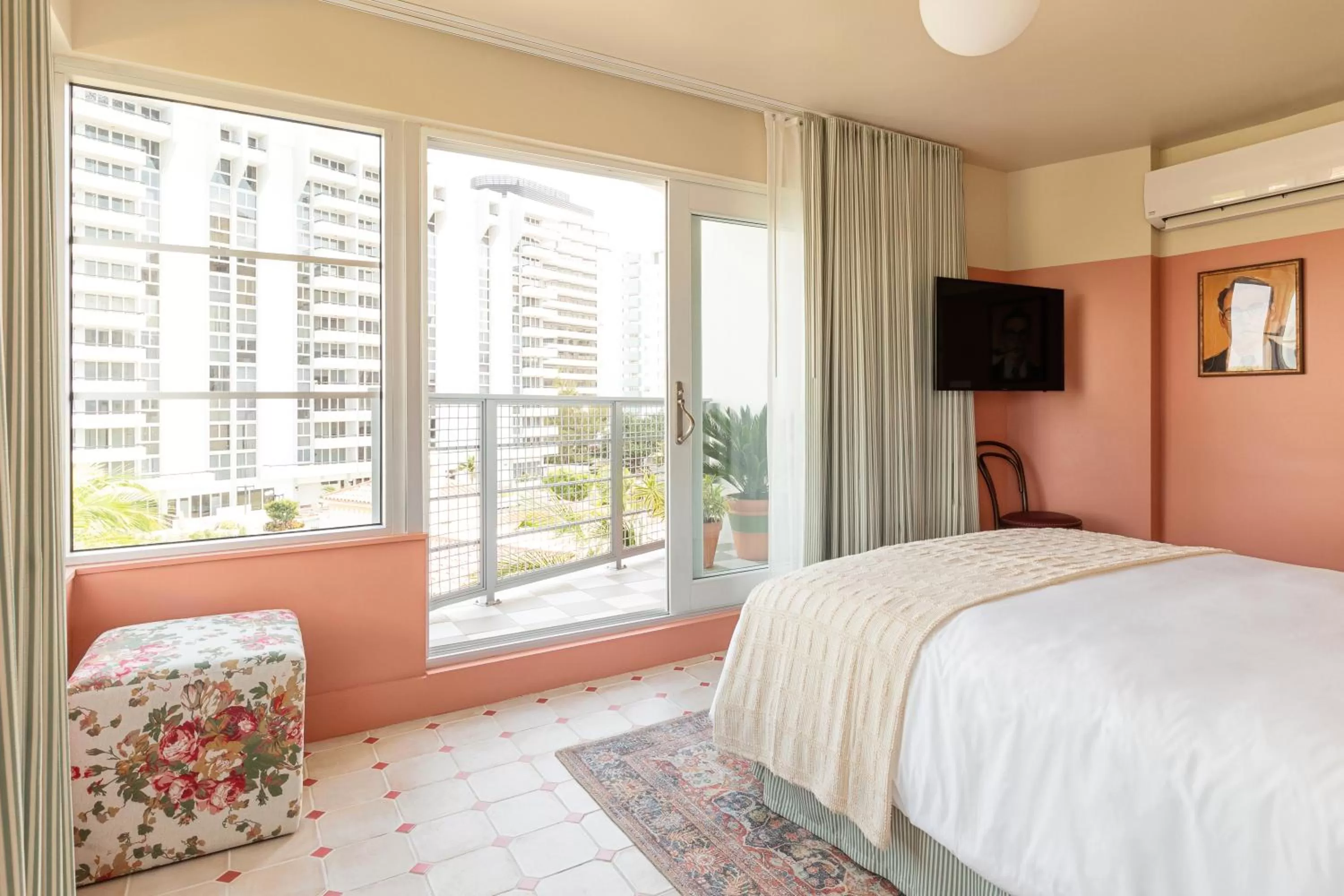 Queen Room with Balcony in Hotel Trouvail Miami Beach