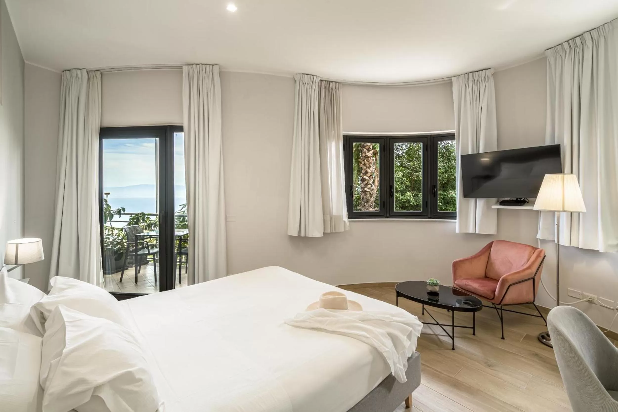 Photo of the whole room, Bed in Taormina Palace Hotel