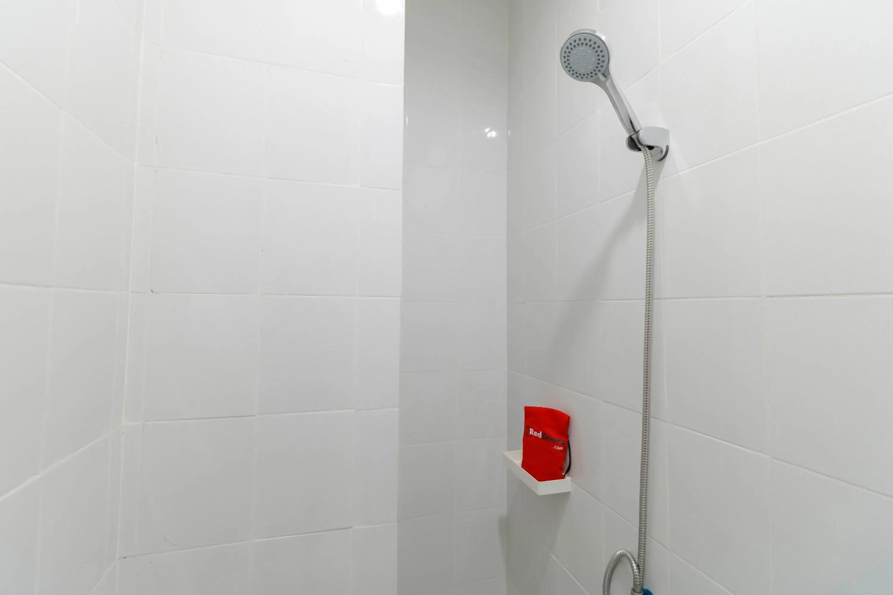 Bathroom in RedDoorz Plus @ Kapuk Business Park