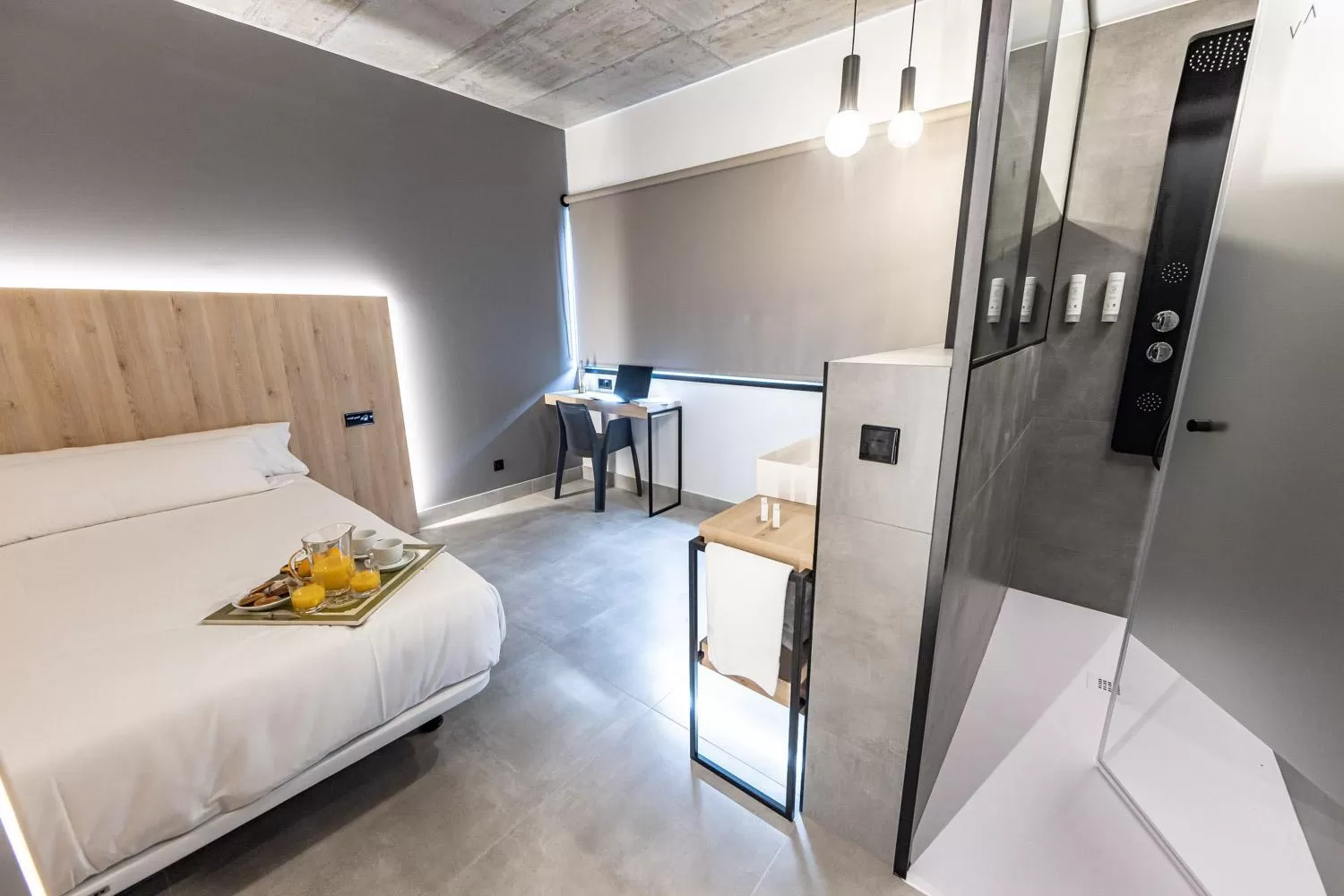 Shower, Bed in Hospedium Hotel Devalar Do Mar