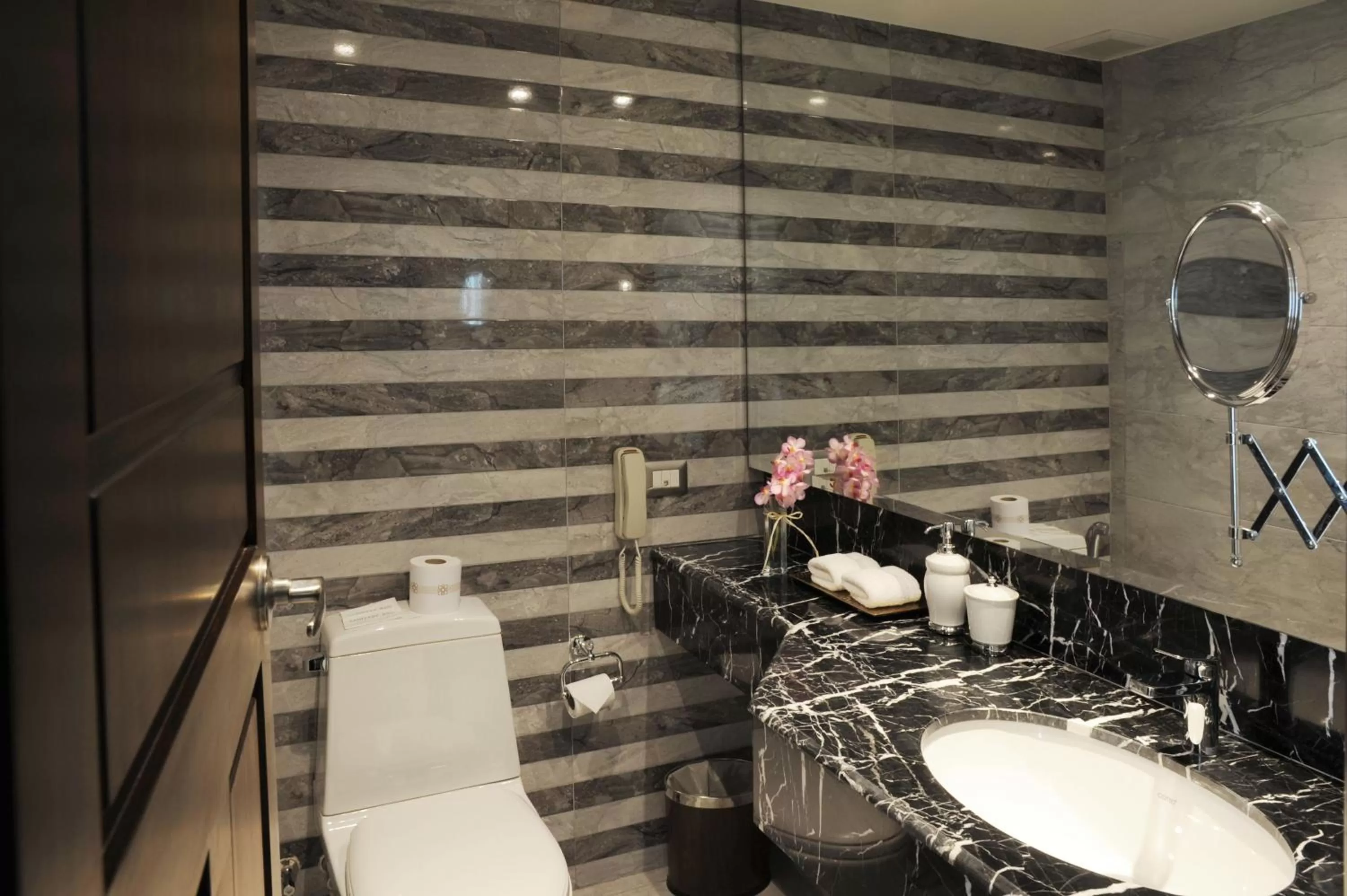 Toilet in Al Meroz Hotel Bangkok - The Leading Halal Hotel