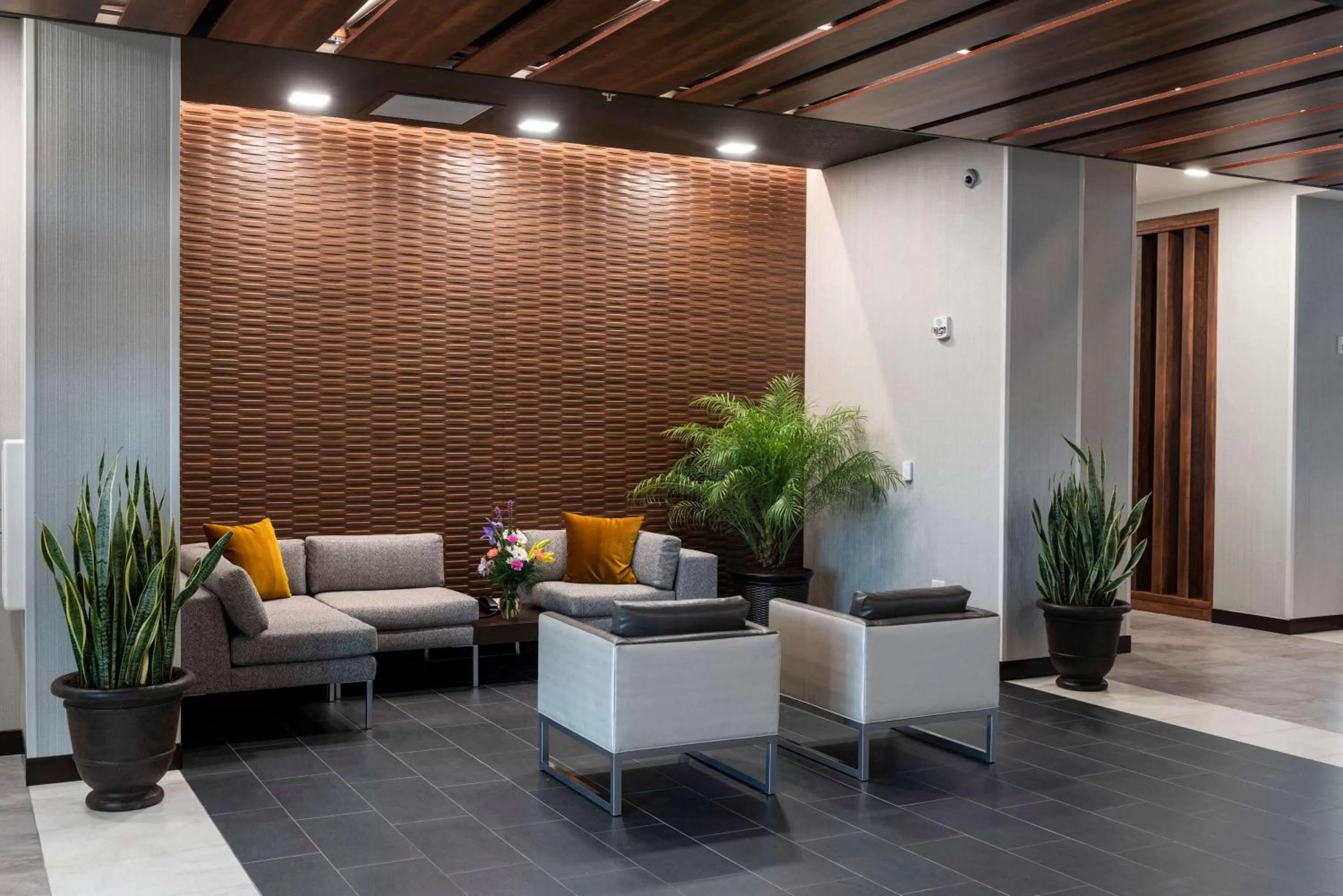 Lobby or reception in Wingate by Wyndham Angola