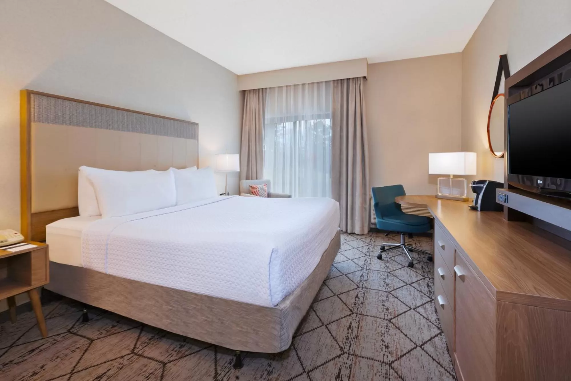 Photo of the whole room, Bed in Crowne Plaza Columbus North - Worthington by IHG