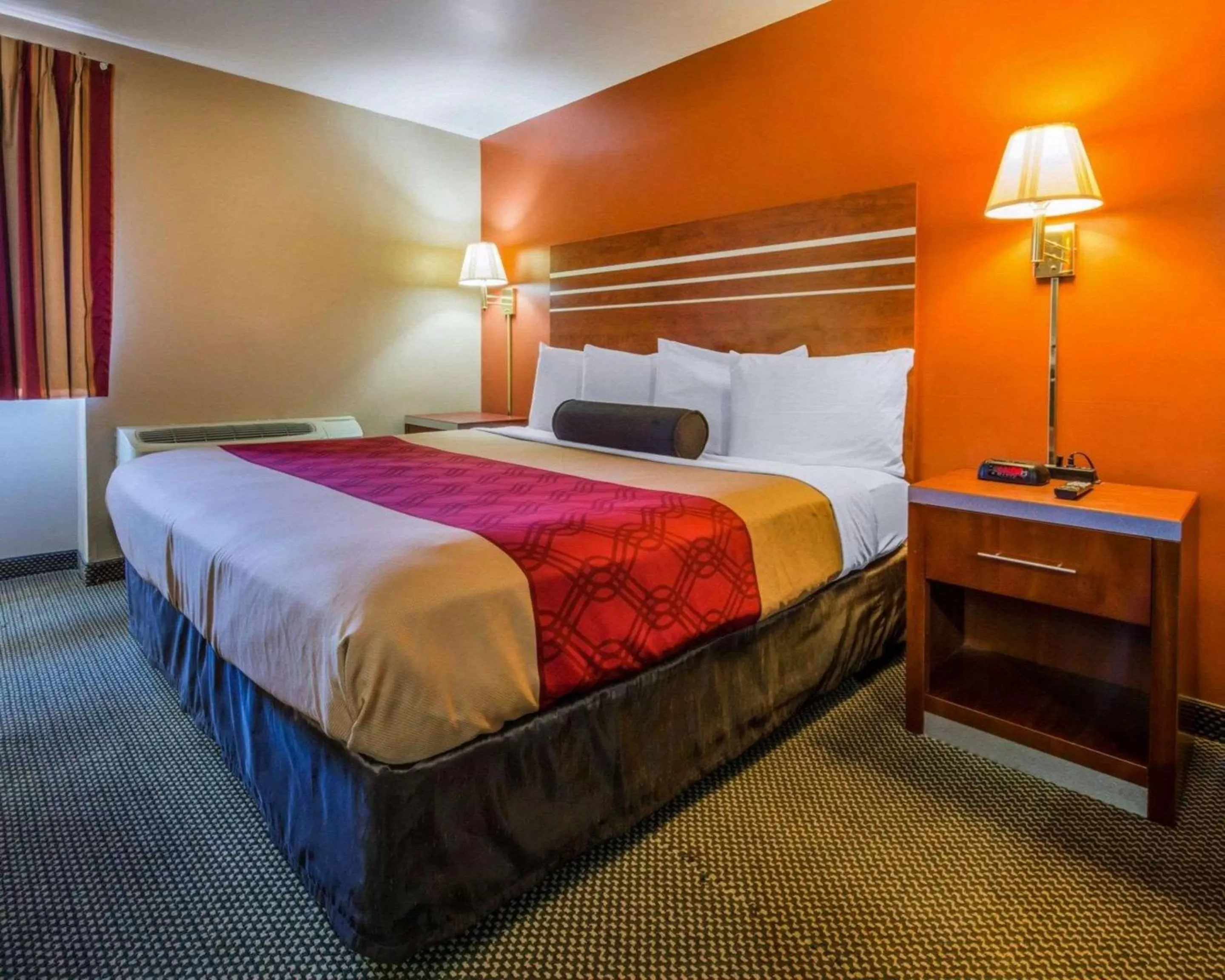 Photo of the whole room, Bed in Econo Lodge Hermitage South