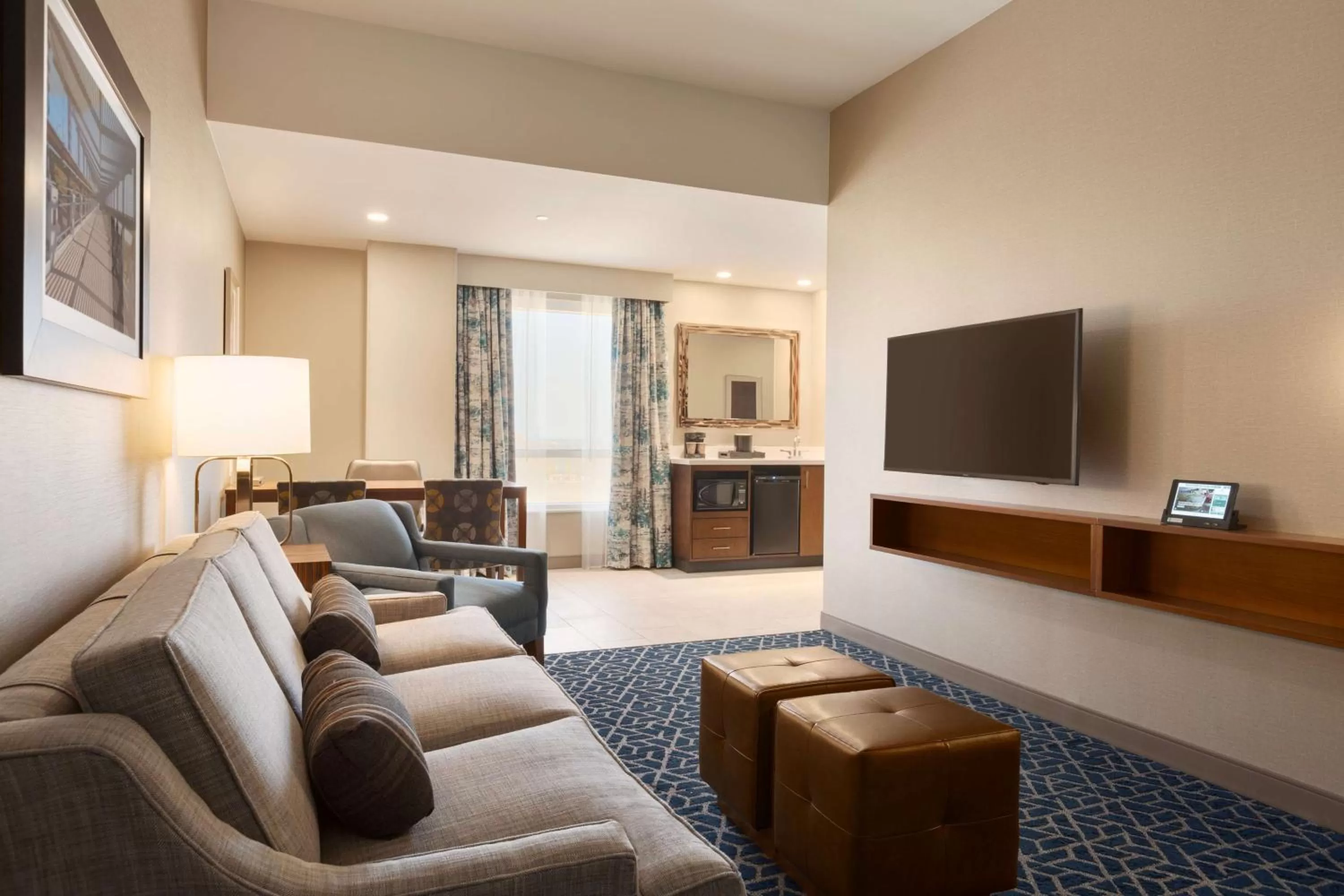 Living room in Embassy Suites By Hilton Denton Convention Center