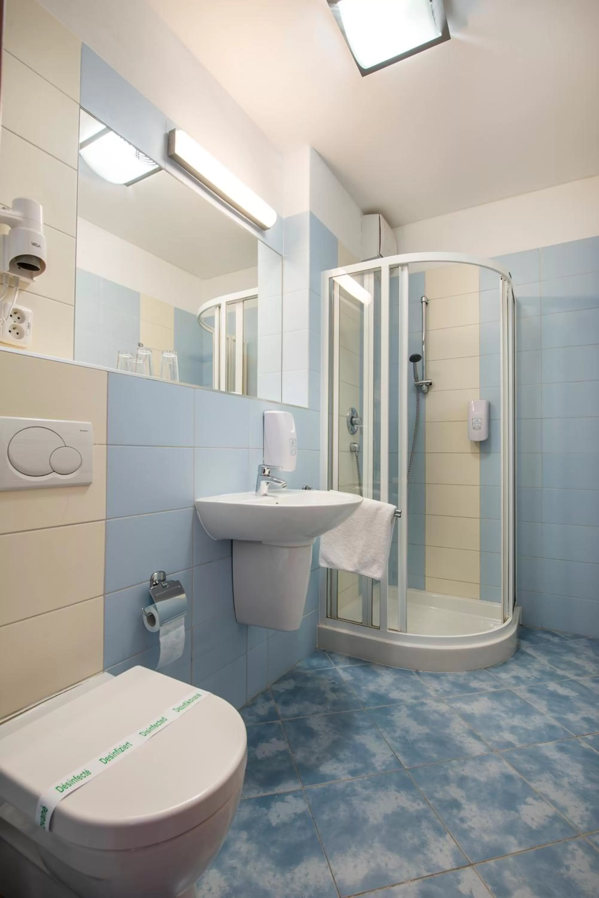 Shower in Felicity Garni Hotel