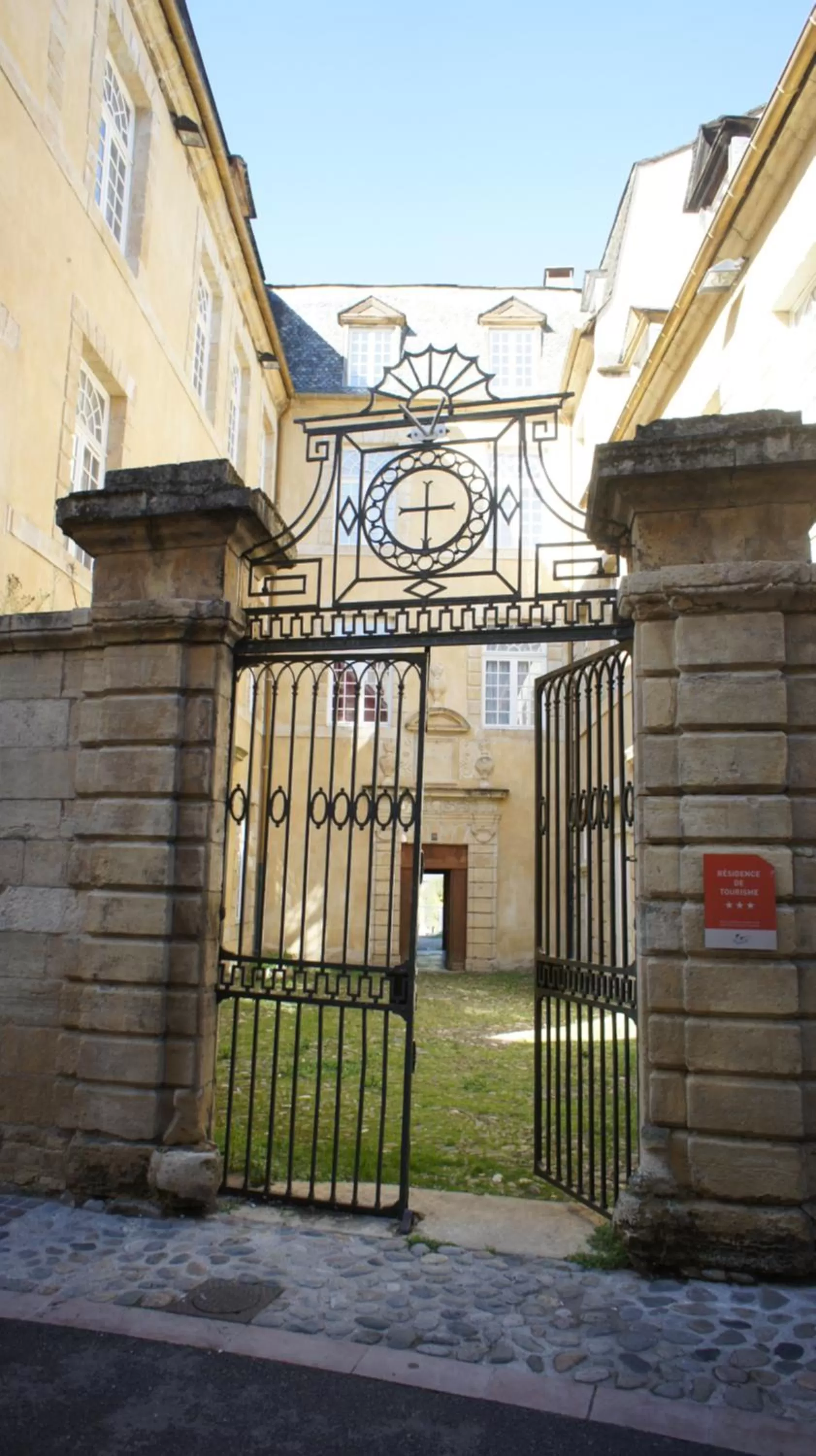 Property building in Chateau Ricard