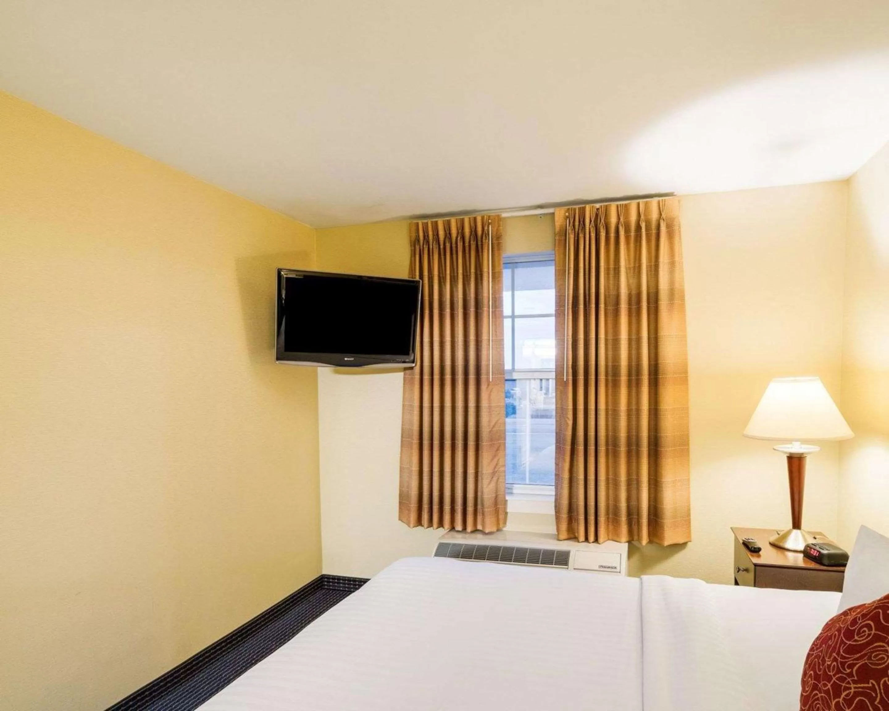 Photo of the whole room, Bed in Mainstay Suites Dover