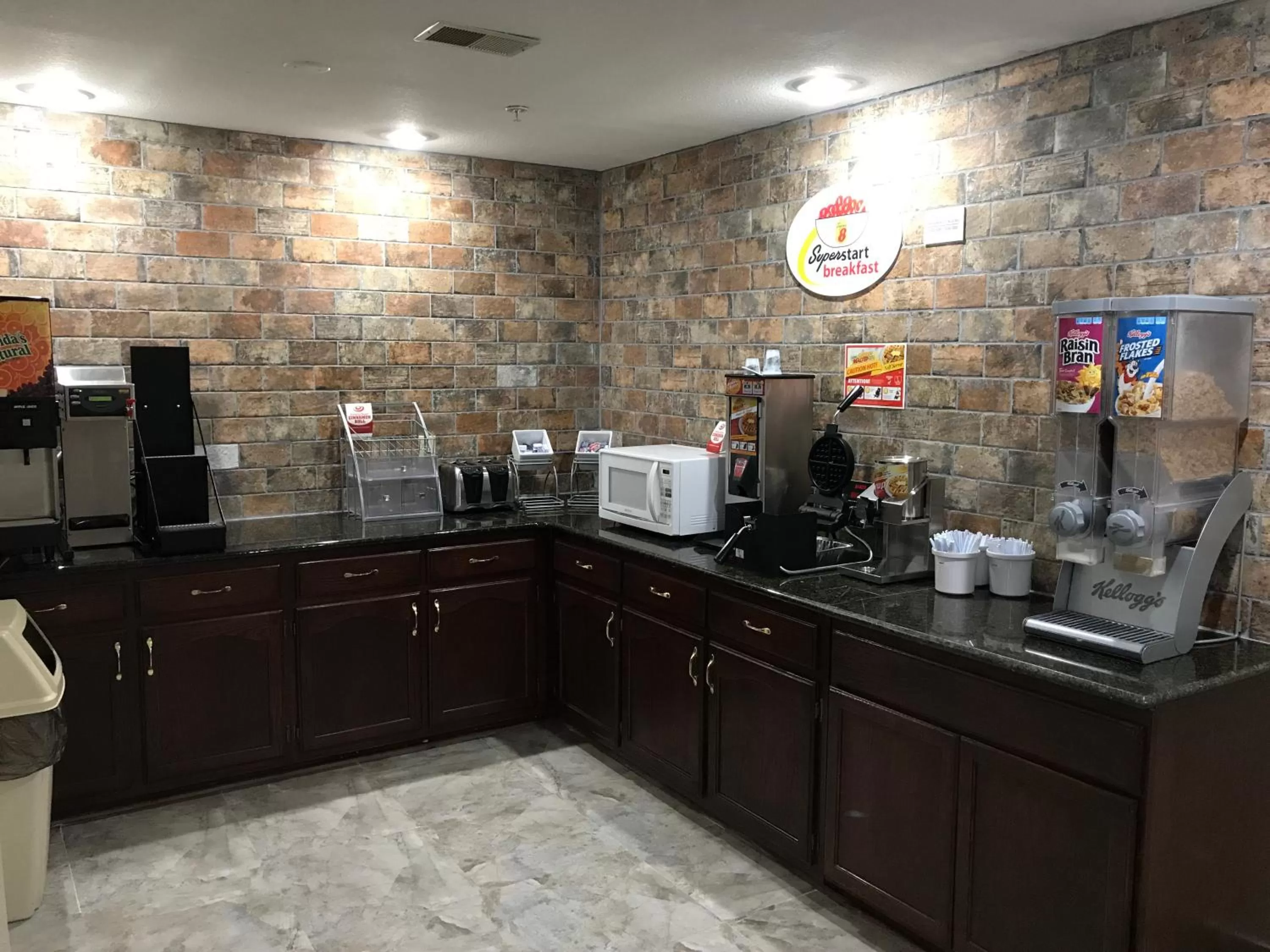 Coffee/tea facilities in Super 8 by Wyndham Hernando